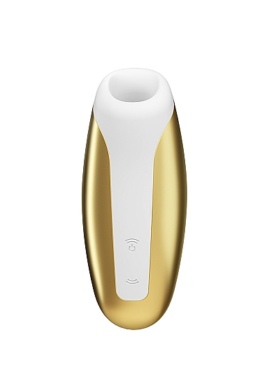 Klitorio stimuliatorius ,,Satisfyer Love Breeze Yellow'' 
 
Ergonomiškas ir kompaktiškas ,,Love Breeze" klitorio stimuliatorius puikiai tinka kelionėms: svaiginantis bangų ir neigiamo slėgio derinys suteiks jums kvapą gniaužiančią bekontaktę klitorio stimuliaciją. Šis sekso žaislas turi 11 intensyvumo lygių, kuriuos galima patogiai valdyti intuityviu pulteliu. Kompaktiškos formos stimuliatorių lengva įsidėti į rankinę, o dėka įkraunamos ličio jonų baterijos jis bus visada paruošęs suteikti jums svaiginančią kulminaciją. 
,,Love Breeze" stebina  galingu varikliu , ergonomiška forma ir tyliu veikimu. Pasiduokite savo fantazijoms ir mėgaukitės klitoriniu stimuliatoriumi be jokio pašalinio triukšmo. Stimuliatorius yra  atsparus vandeniui  (IPX7), todėl malonumais galėsite mėgautis net duše ar vonioje.  Po vandeniu jo galinga bangų stimuliacija yra daug stipresnė. Jei žaislas išsikraus - bateriją galima įkrauti naudojant pridedamą USB laidą. 
Tinkamai prižiūrint šis stimuliatorius tarnaus jums ilgai. Prieš ir po kiekvieno naudojimo nuplaukite jį šiltu vandeniu ir švelniu muilu arba  specialiu žaislų valikliu . Leiskite išdžiūti natūraliai. Šį sekso žaislą laikykite stalčiuje, specialiame maišelyje arba kitoje vietoje, kurioje nėra dulkių. Laikykite jį atokiau nuo kitų sekso žaislų. Nepalikite tiesioginiuose saulės spinduliuose ir niekada nelaikykite jo dideliame karštyje. 
Rekomenduojama naudoti kartu su  vandens pagrindo lubrikantu . Nenaudokite silikoninių lubrikantų, aliejų ar kremų, nes jie gali sugadinti prietaiso medžiagą ir apriboti jo veikimą bei galiojimo laiką. 