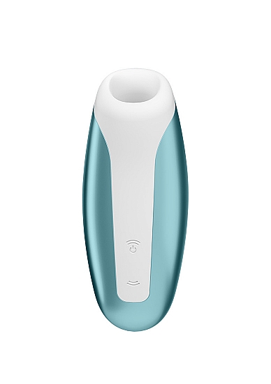 Klitorio stimuliatorius ,,Satisfyer Love Breeze Ice Blue'' 
 
Ergonomiškas ir kompaktiškas ,,Love Breeze" klitorio stimuliatorius puikiai tinka kelionėms: svaiginantis bangų ir neigiamo slėgio derinys suteiks jums kvapą gniaužiančią bekontaktę klitorio stimuliaciją. Šis sekso žaislas turi 11 intensyvumo lygių, kuriuos galima patogiai valdyti intuityviu pulteliu. Kompaktiškos formos stimuliatorių lengva įsidėti į rankinę, o dėka įkraunamos ličio jonų baterijos jis bus visada paruošęs suteikti jums svaiginančią kulminaciją. 
,,Love Breeze" stebina  galingu varikliu , ergonomiška forma ir tyliu veikimu. Pasiduokite savo fantazijoms ir mėgaukitės klitoriniu stimuliatoriumi be jokio pašalinio triukšmo. Stimuliatorius yra  atsparus vandeniui  (IPX7), todėl malonumais galėsite mėgautis net duše ar vonioje.  Po vandeniu jo galinga bangų stimuliacija yra daug stipresnė. Jei žaislas išsikraus - bateriją galima įkrauti naudojant pridedamą USB laidą. 
Tinkamai prižiūrint šis stimuliatorius tarnaus jums ilgai. Prieš ir po kiekvieno naudojimo nuplaukite jį šiltu vandeniu ir švelniu muilu arba  specialiu žaislų valikliu . Leiskite išdžiūti natūraliai. Šį sekso žaislą laikykite stalčiuje, specialiame maišelyje arba kitoje vietoje, kurioje nėra dulkių. Laikykite jį atokiau nuo kitų sekso žaislų. Nepalikite tiesioginiuose saulės spinduliuose ir niekada nelaikykite jo dideliame karštyje. 
Rekomenduojama naudoti kartu su  vandens pagrindo lubrikantu . Nenaudokite silikoninių lubrikantų, aliejų ar kremų, nes jie gali sugadinti prietaiso medžiagą ir apriboti jo veikimą bei galiojimo laiką. 