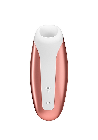 Klitorio stimuliatorius ,,Satisfyer Love Breeze Copper'' 
 
Ergonomiškas ir kompaktiškas ,,Love Breeze" klitorio stimuliatorius puikiai tinka kelionėms: svaiginantis bangų ir neigiamo slėgio derinys suteiks jums kvapą gniaužiančią bekontaktę klitorio stimuliaciją. Šis sekso žaislas turi 11 intensyvumo lygių, kuriuos galima patogiai valdyti intuityviu pulteliu. Kompaktiškos formos stimuliatorių lengva įsidėti į rankinę, o dėka įkraunamos ličio jonų baterijos jis bus visada paruošęs suteikti jums svaiginančią kulminaciją. 
,,Love Breeze" stebina  galingu varikliu , ergonomiška forma ir tyliu veikimu. Pasiduokite savo fantazijoms ir mėgaukitės klitoriniu stimuliatoriumi be jokio pašalinio triukšmo. Stimuliatorius yra  atsparus vandeniui  (IPX7), todėl malonumais galėsite mėgautis net duše ar vonioje.  Po vandeniu jo galinga bangų stimuliacija yra daug stipresnė. Jei žaislas išsikraus - bateriją galima įkrauti naudojant pridedamą USB laidą. 
Tinkamai prižiūrint šis stimuliatorius tarnaus jums ilgai. Prieš ir po kiekvieno naudojimo nuplaukite jį šiltu vandeniu ir švelniu muilu arba  specialiu žaislų valikliu . Leiskite išdžiūti natūraliai. Šį sekso žaislą laikykite stalčiuje, specialiame maišelyje arba kitoje vietoje, kurioje nėra dulkių. Laikykite jį atokiau nuo kitų sekso žaislų. Nepalikite tiesioginiuose saulės spinduliuose ir niekada nelaikykite jo dideliame karštyje. 
Rekomenduojama naudoti kartu su  vandens pagrindo lubrikantu . Nenaudokite silikoninių lubrikantų, aliejų ar kremų, nes jie gali sugadinti prietaiso medžiagą ir apriboti jo veikimą bei galiojimo laiką. 