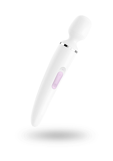 Universalus masažuoklis "Wand-er Woman" – Baltas 
Žaismingos išvaizdos vibratorius „Wand-er Woman“ – tai vienas iš „Satisfyer“ produktų, kuris nusitaikė į ne tik erogenines zonas, bet ir į visą jūsų kūną. 
Lygus paviršius, pagamintas iš aukštos kokybės silikono, o dėl lanksčios technologijos ir stiprios vibracijos šis žaisliukas pataiko tiesiai ten kur jums norisi. Kartu su  50 skirtingų vibracijos derinių  jis patenkina visus jūsų troškimus - „Wand-er Woman“ visada suteikia būtent tai, ko jums reikia, naudodamas skirtingo intensyvumo vibraciją ir skirtingus vibracijos režimus. Kad patirtis būtų visapusiškai maloni, rekomenduojama naudoti kartu su „Satisfyer“ lubrikantu. Dėl praktiškos rankenos, jį labai lengva valdyti. Todėl visada kontroliuosite savo vibratorių, net kai reikalai tampa šiek tiek pašėlę. 
Dėl  vandeniui atsparaus (IPX7) paviršiaus  vibratorius gali būti naudojamas drėgnose vietose, pavyzdžiui, duše ar vonioje.O jei vibratorius kada nors išsikraus, integruotas baterijas galima įkrauti pridėtu  USB įkrovimo laidu.  
Tinkamai prižiūrint  šis vibratorius tarnaus tikrai ilgai. Prieš ir po kiekvieno naudojimo nuplaukite jį šiltu vandeniu ir švelniu muilu arba specialiu žaislų valikliu. Leiskite išdžiūti natūraliai. Šį sekso žaislą laikykite stalčiuje, specialiame maišelyje arba kitoje vietoje, kurioje nėra dulkių. Laikykite jį atokiau nuo kitų sekso žaislų. Nepalikite tiesioginiuose saulės spinduliuose ir niekada nelaikykite jo dideliame karštyje. 
  
Rekomenduojama naudoti kartu su vandens pagrindo lubrikantu.  Nenaudokite silikoninių lubrikantų, aliejų ar kremų, nes jie gali sugadinti prietaiso medžiagą ir apriboti jo veikimą bei galiojimo laiką.  
Kodėl jums reikalingas vibratorius? 
Vibratorius ar klasikinis vibratorius yra sekso žaislas, naudojamas ant kūno maloniai seksualinei stimuliacijai kelti. 
Vibratoriai gali būti naudojami tiek solo, tiek poroje ar kelių žmonių žaidimams kartu. Taip pat jie gali būti naudojami erogeninėms zonoms, tokioms kaip klitoris, vulva ar makštis, varpa, kapšelis ar išangė, siekiant seksualiai stimuliuoti, išlaisvinti seksualumą ir pasiekti orgazmą. 
Vibratoriai yra rekomenduojami sekso terapeutų moterims, kurioms sunku pasiekti orgazmą masturbacijos ar lytinių santykių metu.