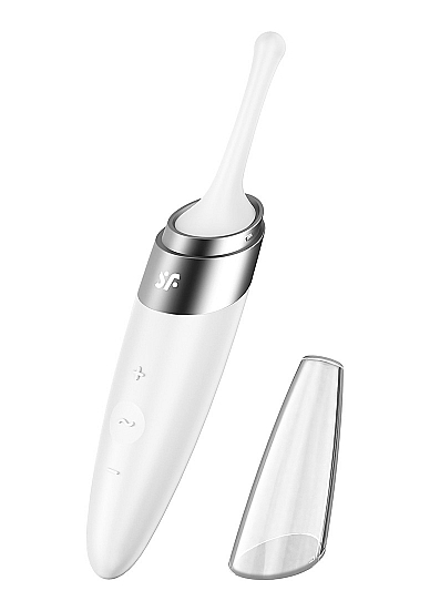 Klitorio stimuliatorius „Satisfyer Twirling Delight Tip“, baltas 
Mėgaukitės protu nesuvokiamais orgazmais bet kada ir bet kur - net keliaudami! ,,Twirling Delight"  intensyviai vibruoja  ir stimuliuoja taškus - viskas sutalpinta į laikui nepavaldų, elegantišką dizainą. Dėl kieto galiuko juo galima stimuliuoti ne tik klitorį ar spenelius, bet ir visas kitas erogenines zonas! Tai ypač praktiškas sekso žaislas, nes jis turi  apsauginį dangtelį , kuris užtikrina higienišką stimuliatoriaus laikymą net keliaujant. 
Galingas stimuliatoriaus variklis palaiko 8 universalias vibracijos programas, kurių kiekvieną galima derinti su penkiais intensyvumo lygiais. Iš viso yra  40 vibracijos kombinacijų , todėl nė vienas noras neliks neįgyvendintas! Programas galima patogiai valdyti intuityviame valdymo skydelyje. Dėl siauro, tvirto galiuko ir paprasto naudojimo ,,Twirling Delight Tip" idealiai tinka pradedantiesiems sekso žaislų naudotojams. 
,,Twirling Delight Tip" stebina ergonomiška forma ir  tyliu veikimu . Pasiduokite savo fantazijoms ir mėgaukitės klitoriniu stimuliatoriumi be jokio pašalinio triukšmo. Stimuliatorius yra  atsparus vandeniui  (IPX7), todėl malonumais galėsite mėgautis net duše ar vonioje.  Stimuliatoriui pritrūkus energijos - galėsite patogiai įkrauti jo ličio jonų bateriją su rinkinyje pridedamu USB laidu. Ergonomiškas, kompaktiškas ir  diskretiškas  stimuliatorius nesunkiai tilps jūsų rankinėje ar krepšyje, todėl galėsite pasiimti jį kartu su savimi į keliones. 
Tinkamai prižiūrint šis stimuliatorius tarnaus jums ilgai. Prieš ir po kiekvieno naudojimo nuplaukite jį šiltu vandeniu ir švelniu muilu arba  specialiu žaislų valikliu . Leiskite išdžiūti natūraliai. Šį sekso žaislą laikykite stalčiuje, specialiame maišelyje arba kitoje vietoje, kurioje nėra dulkių. Laikykite jį atokiau nuo kitų sekso žaislų. Nepalikite tiesioginiuose saulės spinduliuose ir niekada nelaikykite jo dideliame karštyje. 
Rekomenduojama naudoti kartu su  vandens pagrindo lubrikantu . Nenaudokite silikoninių lubrikantų, aliejų ar kremų, nes jie gali sugadinti prietaiso medžiagą ir apriboti jo veikimą bei galiojimo laiką. 