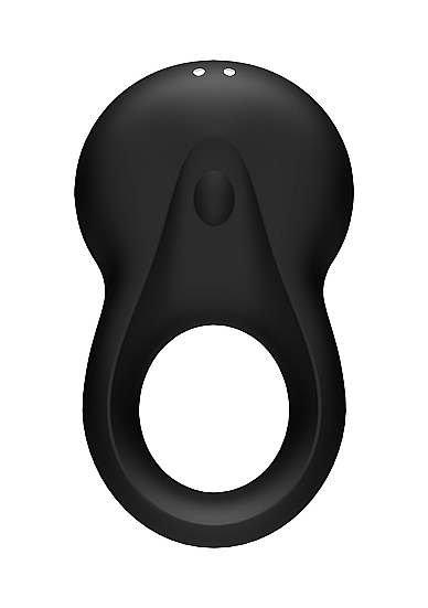 Penio žiedas „Signet Ring" - Juodas 
 
„Satisfyer Signet Ring“ yra vibruojantis erekcijos žiedas poroms, kuris, naudojamas lytinio akto metu, sustiprins abiejų partnerių pojūčius.  
Silikoninis žiedas turi 10 vibracijos funkcijų, intuityviai valdomų mygtuku. Galite prijungti programėlę su nemokama „Satisfyer Connect“ programa, skirta „iOS“ ir „Android“. Šiuolaikinės programos dėka įgyjate neribotas galimybes konfigūruoti funkcijas. Galite sukurti savo vibracijos programas arba pajusti mėgstamos dainos ritmą. Dėl įrenginio valdymo internetu iš bet kurios pasaulio vietos vadžias galima atiduoti į partnerio rankas, o vaizdo pokalbių galimybė puikiai tiks tolimiems santykiams. 
Ant varpos ramybės būsenoje uždėtas žiedas reguliuoja varpos aprūpinimą krauju, todėl erekcija tampa stipresnė ir ilgesnė, o ejakuliacija vėluoja. Malonios vibracijos ir briaunuotos detalės stimuliuoja ne tik varpą, bet ir klitorį, todėl įsiskverbimas yra itin malonus, o seksas visada baigiasi orgazmu.  
Žiedas puikiai tinka ir masturbacijai, sustiprinant pojūčius.  Vandeniui atsparus IPX7 dizainas leidžia naudoti įtaisą vonioje arba duše, be to, jį lengva valyti.