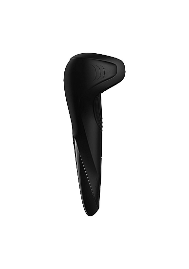 Vibruojantis masturbatorius ,,Satisfyer Men Wand Black'' 
 
Šis masturbatorius vyrams  sukels visišką ekstazę . Lankstūs sparneliai, pagaminti iš aksominio, odai draugiško silikono, meistriškai apgaubia penį, o grioveliai ir galinga vibracija glosto varpos kotą ir sėklides. Priklausomai nuo nuotaikos, galite rinktis iš 10 ritmų ir 5 intensyvumo lygių. Tai suteikia 50 svaiginančios vibracijos rėžimų, kad patirtumėte nepakartojamus orgazmus. 
,,Satisfyer Men Wand" yra atsparus vandeniui, todėl jį galite naudoti tiek vonioje, tiek duše. Ergonomiškos formos ir patogios medžiagos dėka jis puikiai telpa rankoje. Šis masturbatorius ne tik tinka šiuolaikinio vyro solo žaidimams, bet ir sužavės  daugybe pritaikymo būdų  sekso metu. Pavyzdžiui, galite uždėti šį žaisliuką ant varpos galiuko ir mėgautis jaudinančiu gilaus oralinio sekso pojūčiu. Jį taip pat galima patogiai naudoti įvairiose sekso pozose: tiesiog uždėkite jį ant varpos ir jūsų partnerė galės mėgautis nuostabia vibracija su kiekvienu jūsų judesiu. Nesvarbu, kaip naudosite ,,Satisfyer Men Wand", šis žaisliukas suteiks neregėtą susijaudinimą ir ryškią kulminaciją kiekvieną kartą. 
Tinkamai prižiūrint - šis sekso žaislas malonumą teiks ilgą laiką. Prieš ir po kiekvieno naudojimo išplaukite jį šiltu vandeniu ir specialiu  žaislų valikliu . Leiskite išdžiūti natūraliai. Rekomenduojama naudoti kartu su  vandens pagrindo lubrikantu . Jei masturbatorius taps lipnus, tiesiog gausiai pabarstykite kukurūzų krakmolu, kad atgautumėte šilkinį glotnumą.