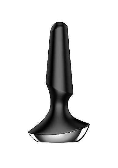 Išmanus vibruojantis analinis kaištis ,,Plug-ilicious 2 - Black'' 
Patirkite jausmingą ekstazę su ,,Satisfyer Plug-ilicious 2"! Šis analinis vibratorius tinka tiek vyrams, tiek moterims. Siaurėjančios formos vibruojantis analinis kaištis su užapvalintu galiuku patogiai įsitaiso viduje, lepindamas jus intensyvia vibracija. 
Vibracijos programas galima valdyti per įmontuotą skydelį arba per ,,Satisfyer Connect" programėlę. Nemokama programėlė atveria daugybę galimybių: galite ne tik kurti savo vibracijos modelius, bet ir dalintis idėjomis su kitais naudotojais arba bendrauti su partneriu vaizdo ir garso skambučiais. Programėlę ,,Satisfyer Connect" galima parsisiųsti "Android", "iOS" ir "Apple Watch". 
Dėka glotnaus ir itin švelnaus, odai nekenksmingo silikono, šį vibratorių lengva įkišti, o platus T formos pagrindas atlieka rankenos funkciją ir užtikrina saugų žaidimą. Šis kištukas turi net  12 vibracijos nustatymų: nuo švelnios iki intensyvios.  Jas patogiai galėsite valdyti intuityviame valdymo skydelyje.  2 galingi varikliukai, kurie stimuliuoja pagrindą ir galiuką - užtikrina, kad vibracija tolygiai pasiskirstytų per visą vibratorių.  
Integruota ličio jonų bateriją galima įkrauti ir  mėgautis žaidimais nepertraukiamai.  Galėsite pasiimti jį kartu su savimi net ir į audringų žaidimų kupinas keliones. 
Tinkamai prižiūrint šis kaištis tarnaus jums ilgai. Prieš ir po kiekvieno naudojimo nuplaukite jį šiltu vandeniu ir švelniu muilu arba  specialiu žaislų valikliu . Leiskite išdžiūti natūraliai. Šį sekso žaislą laikykite stalčiuje, specialiame maišelyje arba kitoje vietoje, kurioje nėra dulkių. Laikykite jį atokiau nuo kitų sekso žaislų. Nepalikite tiesioginiuose saulės spinduliuose ir niekada nelaikykite jo dideliame karštyje. 
Rekomenduojama naudoti kartu su  vandens pagrindo lubrikantu . Nenaudokite silikoninių lubrikantų, aliejų ar kremų, nes jie gali sugadinti kaiščio medžiagą ir apriboti jo veikimą bei galiojimo laiką. 