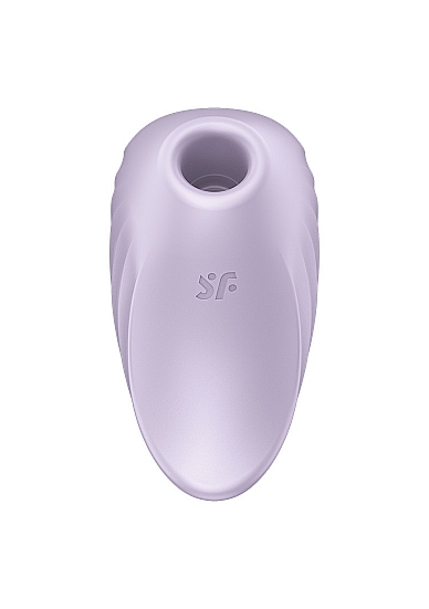 Klitorio stimuliatorius ,,Satisfyer Pearl Diver Purple''  
,,Pearl Diver'' tai  2IN1 sekso žaislas , kuris vienu metu stimuliuoja klitorį vakuuminėmis bangomis ir vibracija, o du atskiri varikliai užtikrina tolygų ir vienodai nuostabų malonumą. Viršuje esanti stimuliatoriaus galvutė pagaminta iš aksominio švelnumo medicininio silikono, kuris maloniai priglunda prie klitorio. Galite rinktis iš  11 vakuuminių bangų  ir  12 vibracijos programų , kurios yra derinamos tarpusavyje, kad išpildytų giliausius jūsų troškimus. Ergonomiškas, kompaktiškas ir diskretiškas stimuliatorius nesunkiai tilps jūsų rankinėje ar krepšyje, todėl meilės žaidimais galėsite mėgautis ir kelionėse. 
,,Pearl Diver" stebina  dviem   galingais varikliais , ergonomiška forma ir tyliu veikimu. Pasiduokite savo fantazijoms ir mėgaukitės klitoriniu stimuliatoriumi be jokio pašalinio triukšmo. Stimuliatorius yra  atsparus vandeniui  (IPX7), todėl malonumais galėsite mėgautis net duše ar vonioje.  Po vandeniu jo galinga bangų stimuliacija yra daug stipresnė. Jei žaislas išsikraus - bateriją galima įkrauti naudojant pridedamą USB laidą. 
Tinkamai prižiūrint šis stimuliatorius tarnaus jums ilgai. Prieš ir po kiekvieno naudojimo nuplaukite jį šiltu vandeniu ir švelniu muilu arba  specialiu žaislų valikliu . Leiskite išdžiūti natūraliai. Šį sekso žaislą laikykite stalčiuje, specialiame maišelyje arba kitoje vietoje, kurioje nėra dulkių. Laikykite jį atokiau nuo kitų sekso žaislų. Nepalikite tiesioginiuose saulės spinduliuose ir niekada nelaikykite jo dideliame karštyje. 
Rekomenduojama naudoti kartu su  vandens pagrindo lubrikantu . Nenaudokite silikoninių lubrikantų, aliejų ar kremų, nes jie gali sugadinti prietaiso medžiagą ir apriboti jo veikimą bei galiojimo laiką. 