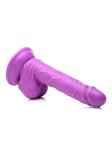 REALISTIŠKAS FALO IMITATORIUS XR BRANDS POP 6.5" DILDO WITH BALLS, VIOLETINĖS SPALVOS  
Vakaro  nuotykiai prasideda  su falo imitatoriumi „  POP   Dildo with Balls”.  Jis gali kantriai tavęs laukti  vonioje, ar lovoje , pasiimk ir žaisk. Nuspręsk, kurią skylutę norėsi  pamaloninti.   Žaidimas su Juo  nušvies tavo naktį spalvomis ir dangiškais orgazmais.  Jis kartu keliaus su tavimi į keliones ir trumpas išvykas, svarbu  nepamiršk jo pasiimti.   
Itin tvirtas siurbtuko pagrindas, todėl falo imitatorius gali būti pritvirtintas prie bet kokio lygaus paviršiaus,  gali būti naudojamas žaidimams be rankų arba suderinamas su jūsų mėgstamu strap on diržu.  
Tvirtas, bet lankstus falo imitatorius. Tikroviškos falo detalės - iškilusios venos, sėklidės ir  didinga galvutė.  Pagaminta iš PVC be ftalatų, be latekso.  
Tinkamai prižiūrint  šis dildo tarnaus tikrai ilgai. Prieš ir po kiekvieno naudojimo nuplaukite jį šiltu vandeniu ir švelniu muilu arba specialiu žaislų valikliu. Leiskite išdžiūti natūraliai. Šį sekso žaislą laikykite stalčiuje, specialiame maišelyje arba kitoje vietoje, kurioje nėra dulkių. Laikykite jį atokiau nuo kitų sekso žaislų. Nepalikite tiesioginiuose saulės spinduliuose ir niekada nelaikykite jo dideliame karštyje. 
  
Rekomenduojama naudoti kartu su vandens pagrindo lubrikantu.  Nenaudokite silikoninių lubrikantų, aliejų ar kremų, nes jie gali sugadinti prietaiso medžiagą ir apriboti jo veikimą bei galiojimo laiką. 