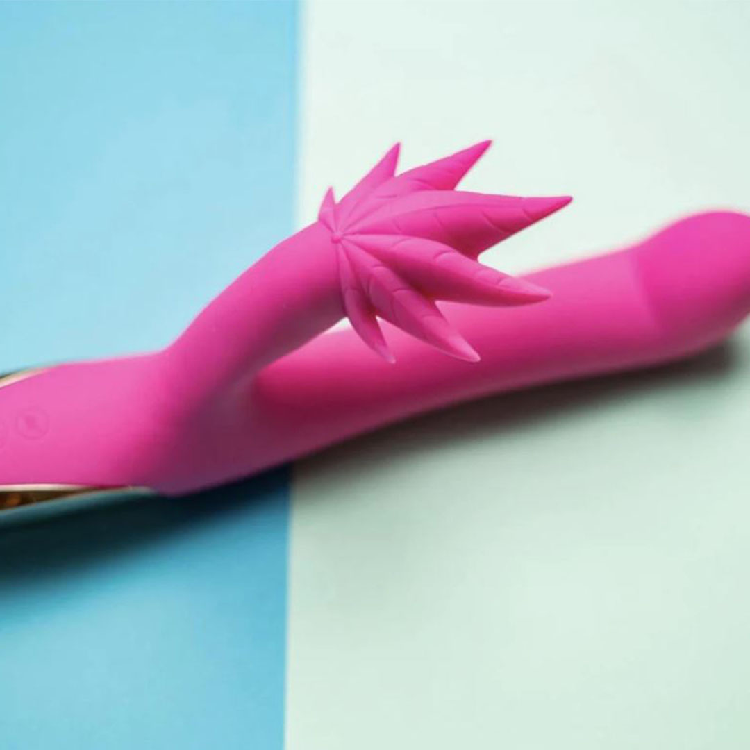 Dvigubas vibratorius "Maui" – Rožinis  
Šis moteriškas žaisliukas turi net  15 vibravimo funkcijų  ir praturtintas dviem varikliukais, kurie užtikrina nepriklausomą ir vienalaikę vibraciją. 
  
Plonas kotelis ir svogūninė galvutė leidžia intensyviai stimuliuoti  G tašką ir makštį, o puodo lapelio stiliaus stimuliatorius suteikia sprogstamąjį malonumą klitoriui.  Dvigubas moteriškas vibratorius padengtas kūnui saugiu  100 % medicininiu silikonu ir ABS plastiku.  Malonumu galite mėgautis  ilgiau nei 180 minučių be sustojimo.  
Šis mažasis draugas yra idealus kompanionas kelionėse ir visur kitur - net duše ar vonioje dėl  vandeniui atsparios  konstrukcijos.  Baterijai išsikrovus, lengvai įkraukite naudojant pridedamą  USB įkrovimo laidą.  
  
Tinkamai prižiūrint  šis vibratorius tarnaus tikrai ilgai. Prieš ir po kiekvieno naudojimo nuplaukite jį šiltu vandeniu ir švelniu muilu arba specialiu žaislų valikliu. Leiskite išdžiūti natūraliai. Šį sekso žaislą laikykite stalčiuje, specialiame maišelyje arba kitoje vietoje, kurioje nėra dulkių. Laikykite jį atokiau nuo kitų sekso žaislų. Nepalikite tiesioginiuose saulės spinduliuose ir niekada nelaikykite jo dideliame karštyje. 
  
Rekomenduojama naudoti kartu su vandens pagrindo lubrikantu.  Nenaudokite silikoninių lubrikantų, aliejų ar kremų, nes jie gali sugadinti prietaiso medžiagą ir apriboti jo veikimą bei galiojimo laiką.  
Dvigubo vibratoriaus naudojimo būdai:  
Kai kurios moterys naudoja dvipusius vibratorius seksui su antrąja moterimi. Dildo dvigubas galas leidžia vienu metu prasiskverbti į dvi makštis.  
Nuo makšties iki išangės. Dauguma dvigubo įsiskverbimo dildo yra skirti tuo pačiu metu stimuliuoti išangės ir makšties erogenines zonas, tačiau pailgintų dvigubų vibratorių atveju du partneriai gali naudoti tą patį žaisliuką vienu metu.   
Išangė į išangę. Dauguma dvipusių dildo gali būti naudojami abiejų partnerių analiniam įsiskverbimui.  
Imituojamą oralinį seksą taip pat galima atlikti su dvipusiu vibratoriumi.  
  Kodėl jums reikalingas vibratorius? 
Vibratorius ar klasikinis vibratorius yra sekso žaislas, naudojamas ant kūno maloniai seksualinei stimuliacijai kelti. 
Vibratoriai gali būti naudojami tiek solo, tiek poroje ar kelių žmonių žaidimams kartu. Taip pat jie gali būti naudojami erogeninėms zonoms, tokioms kaip klitoris, vulva ar makštis, varpa, kapšelis ar išangė, siekiant seksualiai stimuliuoti, išlaisvinti seksualumą ir pasiekti orgazmą. 
Vibratoriai yra rekomenduojami sekso terapeutų moterims, kurioms sunku pasiekti orgazmą masturbacijos ar lytinių santykių metu.