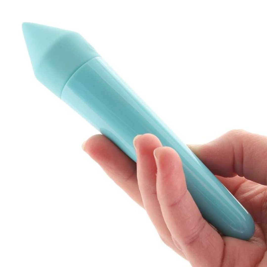 Išmanusis vibratorius- Kulka "Ultra Power Bullet 8" – Turkio spalva 
Ekstravagantiškos išvaizdos „Ultra Power Bullet 8“  turi ne tik išskirtinį dizainą, bet ir suteikia nepakartojamus pojūčius. Vibratorius  turi siaurą galiuką,  kuriuo galima giliai stimuliuoti klitorį arba kitu kampuotu paviršiumi stimuliuoti jautrias erogenines zonas 
Nepaisant nedidelio dydžio, šis mini vibratorius, kaip ir visi „Satisfyer Ultra Power Bullets“, pasižymi stipria ir galinga vibracija kartu  su 5 greičių ir 7 vibracijos rezimų pasirinkimais,  kuriuos taip pat galima  valdyti naudojant „Satisfyer Connect“ programėlę.  
Programėlė skirta „Android“ ir „Apple iOS“ vartotojams.  Kartu su šia galimybe, jūsų žaidimai perskiles į kitą lygį - be programėlės valdymo, taip pat galite kurti savo vibracijos programas arba perduoti vibratoriaus valdymą partneriui. 
Ar norėtumėte, kad jus tenkintų mėgstamos muzikos ritmu?  Tuomet šis vibratorius jums puikiai tinka. Programėlė leidžia visas mėgstamas  „Spotify“ dainas pajausti kaip vibracijas.  
Šis mažasis draugas yra idealus kompanionas kelionėse ir visur kitur - net duše ar vonioje dėl  vandeniui atsparios (IPX7) konstrukcijos.  Baterijai išsikrovus, lengvai įkraukite naudojant pridedamą  USB įkrovimo laidą.  
  
Tinkamai prižiūrint  šis vibratorius tarnaus tikrai ilgai. Prieš ir po kiekvieno naudojimo nuplaukite jį šiltu vandeniu ir švelniu muilu arba specialiu žaislų valikliu. Leiskite išdžiūti natūraliai. Šį sekso žaislą laikykite stalčiuje, specialiame maišelyje arba kitoje vietoje, kurioje nėra dulkių. Laikykite jį atokiau nuo kitų sekso žaislų. Nepalikite tiesioginiuose saulės spinduliuose ir niekada nelaikykite jo dideliame karštyje. 
  
Rekomenduojama naudoti kartu su vandens pagrindo lubrikantu.  Nenaudokite silikoninių lubrikantų, aliejų ar kremų, nes jie gali sugadinti prietaiso medžiagą ir apriboti jo veikimą bei galiojimo laiką.  
  
Kodėl jums reikalingas vibratorius? 
Vibratorius ar klasikinis vibratorius yra sekso žaislas, naudojamas ant kūno maloniai seksualinei stimuliacijai kelti. 
Vibratoriai gali būti naudojami tiek solo, tiek poroje ar kelių žmonių žaidimams kartu. Taip pat jie gali būti naudojami erogeninėms zonoms, tokioms kaip klitoris, vulva ar makštis, varpa, kapšelis ar išangė, siekiant seksualiai stimuliuoti, išlaisvinti seksualumą ir pasiekti orgazmą. 
Vibratoriai yra rekomenduojami sekso terapeutų moterims, kurioms sunku pasiekti orgazmą masturbacijos ar lytinių santykių metu.