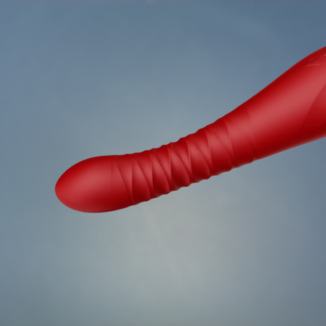 Klasikinis vibratorius su G taško stimuliacija "King Vibrating Thruster" – Raudonas  
„King Vibrating Thruster“ vibratorius skirtas  intensyviam G-taško masažui.  
Pagamintas iš aukščiausios kokybės kūnui  saugaus silikono,  turi galingai, bet tyliai veikiantį varikliuką. 
Kūno malonumui ir seksualinei stimuliacijai vibratorius turi net  4 skirtingas ir labai galingas vibravimo funkcijas.  Juos labai lengva valdyti net ir žaidimo įkarštyje - tiesiog vienas mygtuko paspaudimas ir nukreipimas į norimą erogeninę zoną išlaisvina visą užslėptą seksualumą. 
Prabangus žaisliukas  yra atsparus vandeniui,  todėl idealiai tinka mėgautis malonumo momentais būnant vonioje ar duše. Lengvai pakraunamas USB laidu. 
  
Tinkamai prižiūrint  šis vibratorius tarnaus tikrai ilgai. Prieš ir po kiekvieno naudojimo nuplaukite jį šiltu vandeniu ir švelniu muilu arba specialiu žaislų valikliu. Leiskite išdžiūti natūraliai. Šį sekso žaislą laikykite stalčiuje, specialiame maišelyje arba kitoje vietoje, kurioje nėra dulkių. Laikykite jį atokiau nuo kitų sekso žaislų. Nepalikite tiesioginiuose saulės spinduliuose ir niekada nelaikykite jo dideliame karštyje. 
  
Rekomenduojama naudoti kartu su vandens pagrindo lubrikantu.  Nenaudokite silikoninių lubrikantų, aliejų ar kremų, nes jie gali sugadinti prietaiso medžiagą ir apriboti jo veikimą bei galiojimo laiką.  
  
Kodėl jums reikalingas vibratorius? 
Vibratorius ar klasikinis vibratorius yra sekso žaislas, naudojamas ant kūno maloniai seksualinei stimuliacijai kelti. 
Vibratoriai gali būti naudojami tiek solo, tiek poroje ar kelių žmonių žaidimams kartu. Taip pat jie gali būti naudojami erogeninėms zonoms, tokioms kaip klitoris, vulva ar makštis, varpa, kapšelis ar išangė, siekiant seksualiai stimuliuoti, išlaisvinti seksualumą ir pasiekti orgazmą. 
Vibratoriai yra rekomenduojami sekso terapeutų moterims, kurioms sunku pasiekti orgazmą masturbacijos ar lytinių santykių metu.