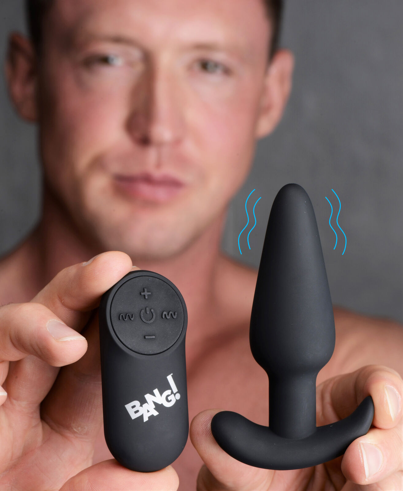 ĮKRAUNAMAS VIBRUOJANTIS ANALINIS KAIŠTIS SU PULTELIU "21X VIBRATING SILICONE BUTT PLUG" - JUODAS  
“21X Silicone Butt Plug” - mėgstantiems dūzgiančius analinius žaidimus. 
Tai  klasikinės kūginės formos vibruojantis analinis kaištis . Vibratorius pagamintas  iš aukščiausios kokybės silikono  (be ftalatų), jo paviršius švelnus, lygus ir lankstus, tad  galėsite lengvai jį įdėti į analinę angą  bei mėgautis vibracijomis. 
Vibratoriuje įmontuotas galingas varikliukas, kuris  vibruoja ir maloniai dilgčioja net 7 skirtingais režimais . Naudodami belaidį nuotolinį pultelį  galėsite patogiai ir lengvai perjungti režimus  ir valdyti vibratorių. 
Puikiai  tinka tiek pradedantiesiems, tiek ekspertams . Pagerinkite savo solo masturbacijos seansus su šiuo dūzgiančiu prietaisu arba  naudokite šį kaištį su mylimuoju  ir įneškite šiek tiek prieskonių į savo miegamąjį! 
Šis vibruojantis analinis kaištis yra  atsparus vandeniui , tad galėsite žaisti ir drėgnoje aplinkoje! 
Kai baterija išsikraus, įkraukite naudodami pridedamą USB įkrovimo laidą. 
Rekomenduojama  naudoti tik su vandens pagrindo lubrikantais. 
Valykite šiltu vandeniu ir švelniu antibakteriniu muilu. 
 
Masturbacija veikia kaip medicina ir meditacija 