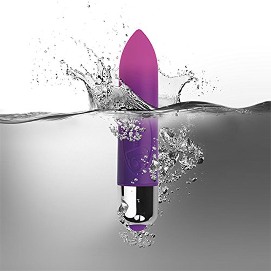 Vibratorius- Kulka "RO-80 mm" – Violetinis 
 
„RO-80mm“ vibratorius yra specialaus dizaino ir nedidelio dydžio, todėl puikiai telpa į jūsų rankinę. Pagamintas iš saugaus ir švelnaus plastiko.  Galite rinktis tarp 7 skirtingų režimų - 3 greičiai ir 4 skirtingi pulsavimo.  Vibratorius  keičia spalvas pagal temperatūros skirtumo, nuo violetinės iki švelnios rožinės.  
Lengva naudoti  - tiesiog nukreipkite vibratoriaus siaurėjantį galiuką į klitorį ir vieno mygtuko paspaudimu intensyviai stimuliuokite. Gali būti naudojamas tiek solo, tiek poroje ar kelių žmonių žaidimams kartu. Dar didesniam malonumui nepamirškite patepti lubrikantu. 
Gražios, violetinės spalvos, šis vibratorius  atsparus vandeniui net iki 1m gylio,  todėl idealiai tinka mėgautis malonumo momentais būnant vonioje ar duše. Lengvai pakraunamas ir veikia be galo tyliai.
  
Tinkamai prižiūrint  šis vibratorius tarnaus tikrai ilgai. Prieš ir po kiekvieno naudojimo nuplaukite jį šiltu vandeniu ir švelniu muilu arba specialiu žaislų valikliu. Leiskite išdžiūti natūraliai. Šį sekso žaislą laikykite stalčiuje, specialiame maišelyje arba kitoje vietoje, kurioje nėra dulkių. Laikykite jį atokiau nuo kitų sekso žaislų. Nepalikite tiesioginiuose saulės spinduliuose ir niekada nelaikykite jo dideliame karštyje. 
  
Rekomenduojama naudoti kartu su vandens pagrindo lubrikantu.  Nenaudokite silikoninių lubrikantų, aliejų ar kremų, nes jie gali sugadinti prietaiso medžiagą ir apriboti jo veikimą bei galiojimo laiką.  
Kodėl jums reikalingas vibratorius? 
Vibratorius ar klasikinis vibratorius yra sekso žaislas, naudojamas ant kūno maloniai seksualinei stimuliacijai kelti. 
Vibratoriai gali būti naudojami tiek solo, tiek poroje ar kelių žmonių žaidimams kartu. Taip pat jie gali būti naudojami erogeninėms zonoms, tokioms kaip klitoris, vulva ar makštis, varpa, kapšelis ar išangė, siekiant seksualiai stimuliuoti, išlaisvinti seksualumą ir pasiekti orgazmą. 
Vibratoriai yra rekomenduojami sekso terapeutų moterims, kurioms sunku pasiekti orgazmą masturbacijos ar lytinių santykių metu.