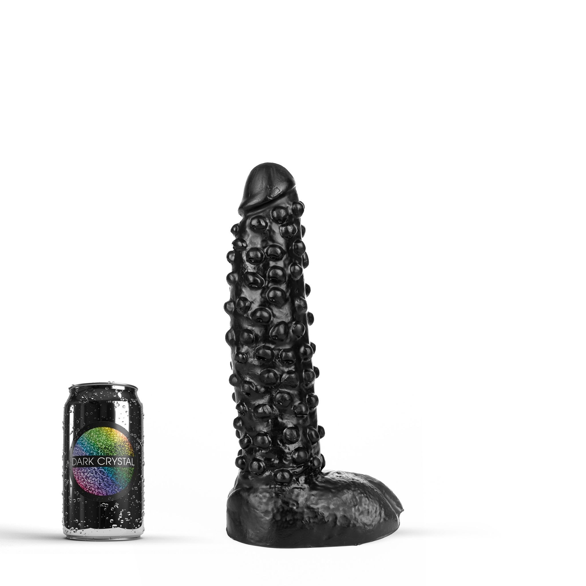 Analinis kaištis „All Black Dark Crystal 26,5 cm“ 
 
Kam reikalingi analiniai kaiščiai? Kai kurie žmonės juos naudoja kaip analinio sekso apšilimo priemonę, kiti - kaip BDSM aksesuarą, o dar kiti - kad geriau susipažintų su analinių žaidimų pojūčiais. 
Aksominis prisilietimas ir nesibaigiantys malonumai - tik šio silikoninio analinio kaiščio pagalba. Iškilimai ir įdubimai  veiksmingai masažuoja intymias vietas . Kaištis  turi unikalią realistišką formą ir lengvai lankstosi.  
Analinis kaištis  turi paviršių papuoštą iškilimais,  kad patirtumėte malonumą tiesiog lengvai įkišant ir ištraukiant. Platesnis pagrindas užtikrina apsaugą ir neleidžia kaiščiui pradingti jūsų kūne.  
  
26,5 cm ilgio ir 6 cm pločio žaisliukas  puikiai tinka tiek pradedantiesiems, tiek analinių žaidimų tyrinėtojams, tiek norint apšilti prieš audringą žaidimų naktį . Galite pasiekti visišką ekstazę be skausmo ir diskomforto. 
Tinkamai prižiūrint šis kaištis tarnaus jums ilgai. Prieš ir po kiekvieno naudojimo nuplaukite jį šiltu vandeniu ir švelniu muilu arba  specialiu žaislų valikliu . Leiskite išdžiūti natūraliai. Šį sekso žaislą laikykite stalčiuje, specialiame maišelyje arba kitoje vietoje, kurioje nėra dulkių. Laikykite jį atokiau nuo kitų sekso žaislų. Nepalikite tiesioginiuose saulės spinduliuose ir niekada nelaikykite jo dideliame karštyje. 
Rekomenduojama naudoti kartu su  vandens pagrindo lubrikantu . Nenaudokite silikoninių lubrikantų, aliejų ar kremų, nes jie gali sugadinti kaiščio medžiagą ir apriboti jo veikimą bei galiojimo laiką.  
 