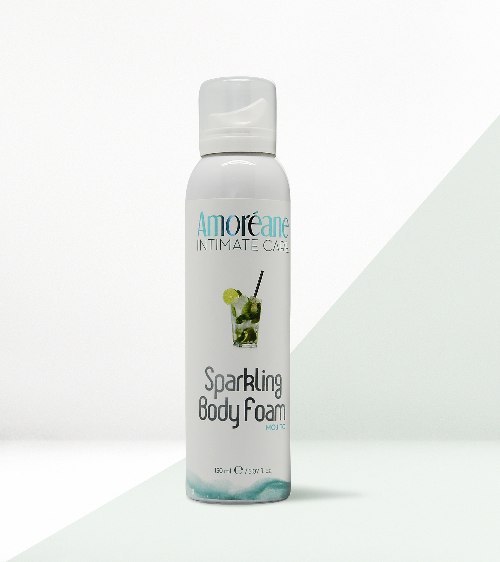 MOJITO AROMATO MASAŽO PUTOS "AMOREANE SPARKLING BODY FOAM MOJITO" - 150 ML  
"Sparkling Body Foam" -  išskirtinės  masažinės putos, galinčios kiekvieną Jūsų masažą paversti gaiviu ir burbuliuojančiu! 
Tai  drėkinamosios  masažui skirtos putos išsiskiriančios savo ypatingomis savybėmis - dėka  naujos, inovatyvios formulės  jas užtepus ant kūno  patirsite lengvą šaldymo pojūtį , o po to stimuliuojantį sproginėjančių  burbuliukų efektą .  
Šių putų sudėtyje yra  saldžiųjų migdolų aliejaus , žinomo moksliniu pavadinimu "Prunus Amygdalus dulcis oil", kuris dėl didelės nesočiųjų riebalų ir  vitamino E  koncentracijos šimtmečius naudojamas gerai savijautai bei grožio puoselėjimui. 
"Sparkling Body Foam" masažinės putos  turi ir daugiau privalumų :
Jos drėkina ir greitai įsigeria į odą, tad idealiai tinka kūno masažams; 
Dėl priešuždegiminių savybių padeda palengvinti sausos odos būklę; 
Puikiai tinka visų tipų odai, ypač tinka sausai ir jautriai odai; 
Dėl didelės riebalų rūgščių koncentracijos suteikia odai švelnumo ir drėkinimo efektą. 
Kaip naudoti?   
Nuimkite dangtelį, gerai suplakite produktą ir tepkite ant norimos vietos. Tada pradėkite švelniai masažuoti ir pasiruoškite netikėtam burbuliukų efektui.