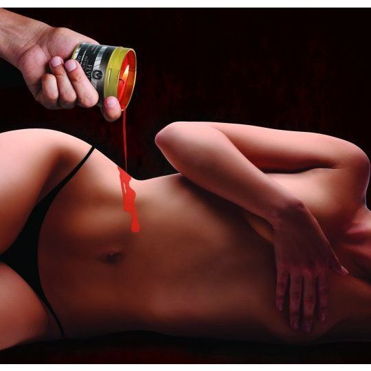 BDSM MASAŽINĖ ŽVAKĖ "FEVER RED HOT WAX"  
“Fever Red Hot Wax Candle” -  išskirtinai BDSM mėgėjams  sukurta švelnaus kvapo masažinė žvakė. 
Patirkite aistringus potyrius su šia raudonos spalvos masažine žvake - uždekite žvakę, susikurkite jausmingą atmosferą ir užpilkite savo partneriui ant odos karšto vaško,  suteikdami jo trokštamus aštresnius pojūčius .  
Dėl žemos šios parafino žvakės lydymosi temperatūros, ištirpęs vaškas  neleis per daug įkaisti  jūsų kūnui, o  lengvai kvepianti formulė  neleis per stipriems aromatams sugadinti jūsų aistringą meilės sceną. 
Ši žvakė  idealiai tiks Jūsų BDSM žaisliukų kolekcijai  - ją galite derinti su raiščiais, surišimo priemonėmis, kandikliais ir visais kitais žaisliukais. 
Naudodami  būtinai palikite pakankamą atstumą  (apie 90 cm) tarp mylimojo kūno ir degančios žvakės, kad krintantis vaškas atvėstų prieš patekdamas ant odos.