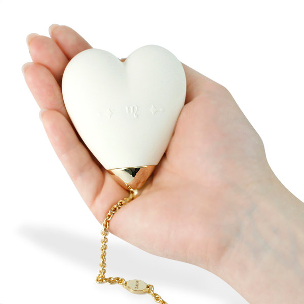 Išmanusis vibratorius- Klitorio stimuliatorius "Baby Heart" – Baltas  
Klitorio stimuliatorius pagamintas iš  aukščiausios kokybės  odai draugiško silikono, o jo paviršius padengtas išskirtine Softek™ medžiaga. Nuimamas, unikalus  18 karatų auksu  dengtas pakabukas suteikia šiam prietaisui romantikos ir nepaprasto grožio.  
Nors 8 vibracijos režimai yra tylūs ir diskretiški, bet jie vis tiek yra pakankamai stiprūs, kad suteiktų jums  kvapą gniaužiančius orgazmus . Romantiška ir švelni ,,Baby Heart'' išvaizda sudaro įspūdį, jog šis stimuliatorius yra skirtas švelniems žaidimams, bet galime patikinti, kad jis puikiai tik visiems, kurie nori leistis į intymų savęs tyrinėjimą arba ieško išskirtinio, subtilios išvaizdos sekso žaislo.  
Klitorio stimuliatorių ,,Bluetooth'' ryšiu galima susieti ir  valdyti išmaniuoju telefonu . Naudokite jį kaip asmeninį nuotolinio valdymo pultelį arba leiskite partneriui perimti visus pojūčius piršto prisilietimu išmaniojo telefono ekrane. ,,Baby Heart"  supakuotas diskretiškoje , prancūziško buduaro įkvėptoje dovanų dėžutėje, kurioje galėsite laikyti mėgstamiausius papuošalus ir intymiausius žaisliukus. Viršutinį dėžutės skyrių galėsite naudokite papuošalams laikyti, o apatiniame skyriuje galėsite paslėpti ,,Zalo'' sekso žaislą. 
Tinkamai prižiūrint šis stimuliatorius tarnaus jums ilgai. Prieš ir po kiekvieno naudojimo nuplaukite jį šiltu vandeniu ir švelniu muilu arba  specialiu žaislų valikliu . Leiskite išdžiūti natūraliai. Šį sekso žaislą laikykite stalčiuje, specialiame maišelyje arba kitoje vietoje, kurioje nėra dulkių. Laikykite jį atokiau nuo kitų sekso žaislų. Nepalikite tiesioginiuose saulės spinduliuose ir niekada nelaikykite jo dideliame karštyje. 
Rekomenduojama naudoti kartu su  vandens pagrindo lubrikantu . Nenaudokite silikoninių lubrikantų, aliejų ar kremų, nes jie gali sugadinti prietaiso medžiagą ir apriboti jo veikimą bei galiojimo laiką. 
Kodėl jums reikalingas vibratorius? 
Vibratorius ar klasikinis vibratorius yra sekso žaislas, naudojamas ant kūno maloniai seksualinei stimuliacijai kelti. 
Vibratoriai gali būti naudojami tiek solo, tiek poroje ar kelių žmonių žaidimams kartu. Taip pat jie gali būti naudojami erogeninėms zonoms, tokioms kaip klitoris, vulva ar makštis, varpa, kapšelis ar išangė, siekiant seksualiai stimuliuoti, išlaisvinti seksualumą ir pasiekti orgazmą. 
Vibratoriai yra rekomenduojami sekso terapeutų moterims, kurioms sunku pasiekti orgazmą masturbacijos ar lytinių santykių metu.