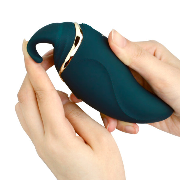 Klitorio stimuliatorius "Hero" – Žalias  
"Hero'' pagamintas iš "Dow Corning'' maistinio silikono, kuris atitinka FDA reikalavimus. Jis padengtas išskirtine Softek™ medžiaga, kuri pasižymi  aksominiu švelnumu  ir yra maloni liesti.  
Šis stimuliatorius turi  4 vibravimo ir 4 pulsacijos  režimus, kurie patenkints kiekvienos moters poreikius. Jo elegantiškas, kompaktiškas ir itin moteriškas dizainas papuoštas  tikru Swarovksi kristalu , o du mygtukai leis atskirai valdyti vibraciją ir pulsaciją. Stimuliatorius turi integruotą 530 mAh talpos  ličio jonų baterija , kurią galima visiškai įkrauti vos per 1 valandą, o tada 2-3 h. nepetraukiamai mėgautis stimuliatoriaus suteikiamu malonumu. ,,Hero" puikiai telpa į delną. 
Tinkamai prižiūrint šis stimuliatorius tarnaus jums ilgai. Prieš ir po kiekvieno naudojimo nuplaukite jį šiltu vandeniu ir švelniu muilu arba  specialiu žaislų valikliu . Leiskite išdžiūti natūraliai. Šį sekso žaislą laikykite stalčiuje, specialiame maišelyje arba kitoje vietoje, kurioje nėra dulkių. Laikykite jį atokiau nuo kitų sekso žaislų. Nepalikite tiesioginiuose saulės spinduliuose ir niekada nelaikykite jo dideliame karštyje. 
Rekomenduojama naudoti kartu su  vandens pagrindo lubrikantu . Nenaudokite silikoninių lubrikantų, aliejų ar kremų, nes jie gali sugadinti prietaiso medžiagą ir apriboti jo veikimą bei galiojimo laiką. 
Kodėl jums reikalingas vibratorius? 
Vibratorius ar klasikinis vibratorius yra sekso žaislas, naudojamas ant kūno maloniai seksualinei stimuliacijai kelti. 
Vibratoriai gali būti naudojami tiek solo, tiek poroje ar kelių žmonių žaidimams kartu. Taip pat jie gali būti naudojami erogeninėms zonoms, tokioms kaip klitoris, vulva ar makštis, varpa, kapšelis ar išangė, siekiant seksualiai stimuliuoti, išlaisvinti seksualumą ir pasiekti orgazmą. 
Vibratoriai yra rekomenduojami sekso terapeutų moterims, kurioms sunku pasiekti orgazmą masturbacijos ar lytinių santykių metu. 