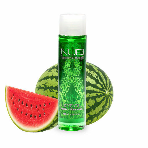 ARBŪZŲ AROMATO MASAŽO ALIEJUS "NUEI HOT OIL WATERMELON" - 100 ML  
“NUEI Hot Oil” yra išskirtinis masažo aliejus  pasižymintis šildančiu poveikiu ir išskirtiniais aromatais.  
Šildantis poveikis bei malonūs aromatai  suteiks masažams jaudinančių ir aistringų prieskonių , kurių dėka atmosfera dar labiau įkais.  
Šis masažo aliejus yra  prisotintas ženšenio šaknų ektraktu , kuris veikia kaip natūralus stimuliatorius, turintis tonizuojančių ir afrodiziakinių savybių.  
Masažo aliejus suderinamas su latekso prezervatyvais ir sekso žaislais, pagamintais iš visų medžiagų, įskaitant silikoninius sekso žaislus. 
Ispanijoje sukurti NUEI produktai yra  pagaminti iš natūralių ingredientų, be parabenų, be glitimo ar cukrų. 