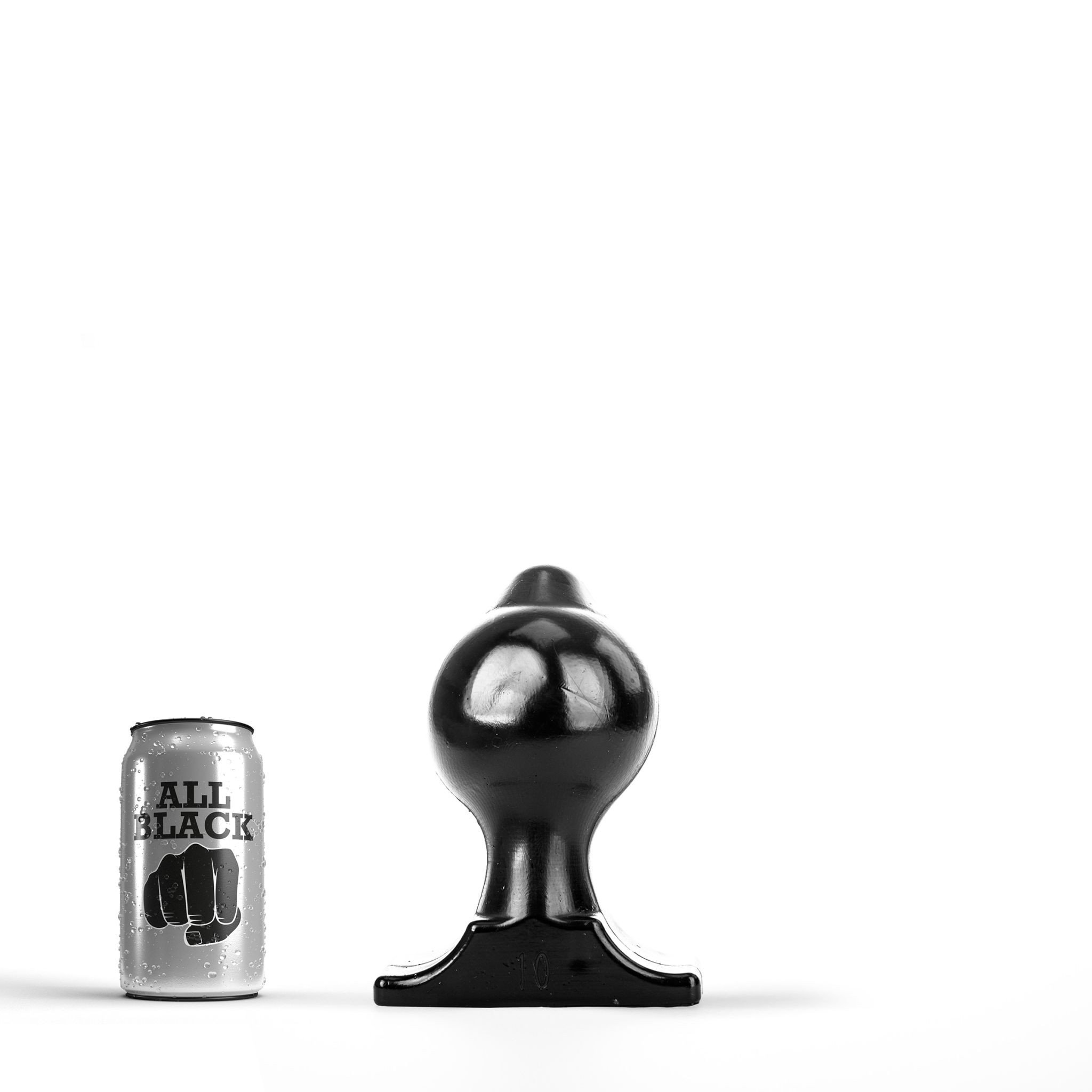 Analinis kaištis „All Black Plug 18 cm“ 
 
Kam reikalingi analiniai kaiščiai? Kai kurie žmonės juos naudoja kaip analinio sekso apšilimo priemonę, kiti - kaip BDSM aksesuarą, o dar kiti - kad geriau susipažintų su analinių žaidimų pojūčiais. 
Aksominis prisilietimas ir nesibaigiantys malonumai - tik šio silikoninio analinio kaiščio pagalba. Iškilimai ir įdubimai  veiksmingai masažuoja intymias vietas . Kaištis  turi unikalią formą ir lengvai lankstosi.  
Analinis kaištis  turi paviršių kuris labai lygus,  kad patirtumėte malonumą tiesiog lengvai įkišant ir ištraukiant. Platesnis pagrindas užtikrina apsaugą ir neleidžia kaiščiui pradingti jūsų kūne.  
  
18 cm ilgio ir 10 cm pločio žaisliukas  puikiai tinka tiek pradedantiesiems, tiek analinių žaidimų tyrinėtojams, tiek norint apšilti prieš audringą žaidimų naktį . Galite pasiekti visišką ekstazę be skausmo ir diskomforto. 
Tinkamai prižiūrint šis kaištis tarnaus jums ilgai. Prieš ir po kiekvieno naudojimo nuplaukite jį šiltu vandeniu ir švelniu muilu arba  specialiu žaislų valikliu . Leiskite išdžiūti natūraliai. Šį sekso žaislą laikykite stalčiuje, specialiame maišelyje arba kitoje vietoje, kurioje nėra dulkių. Laikykite jį atokiau nuo kitų sekso žaislų. Nepalikite tiesioginiuose saulės spinduliuose ir niekada nelaikykite jo dideliame karštyje. 
Rekomenduojama naudoti kartu su  vandens pagrindo lubrikantu . Nenaudokite silikoninių lubrikantų, aliejų ar kremų, nes jie gali sugadinti kaiščio medžiagą ir apriboti jo veikimą bei galiojimo laiką. 
 