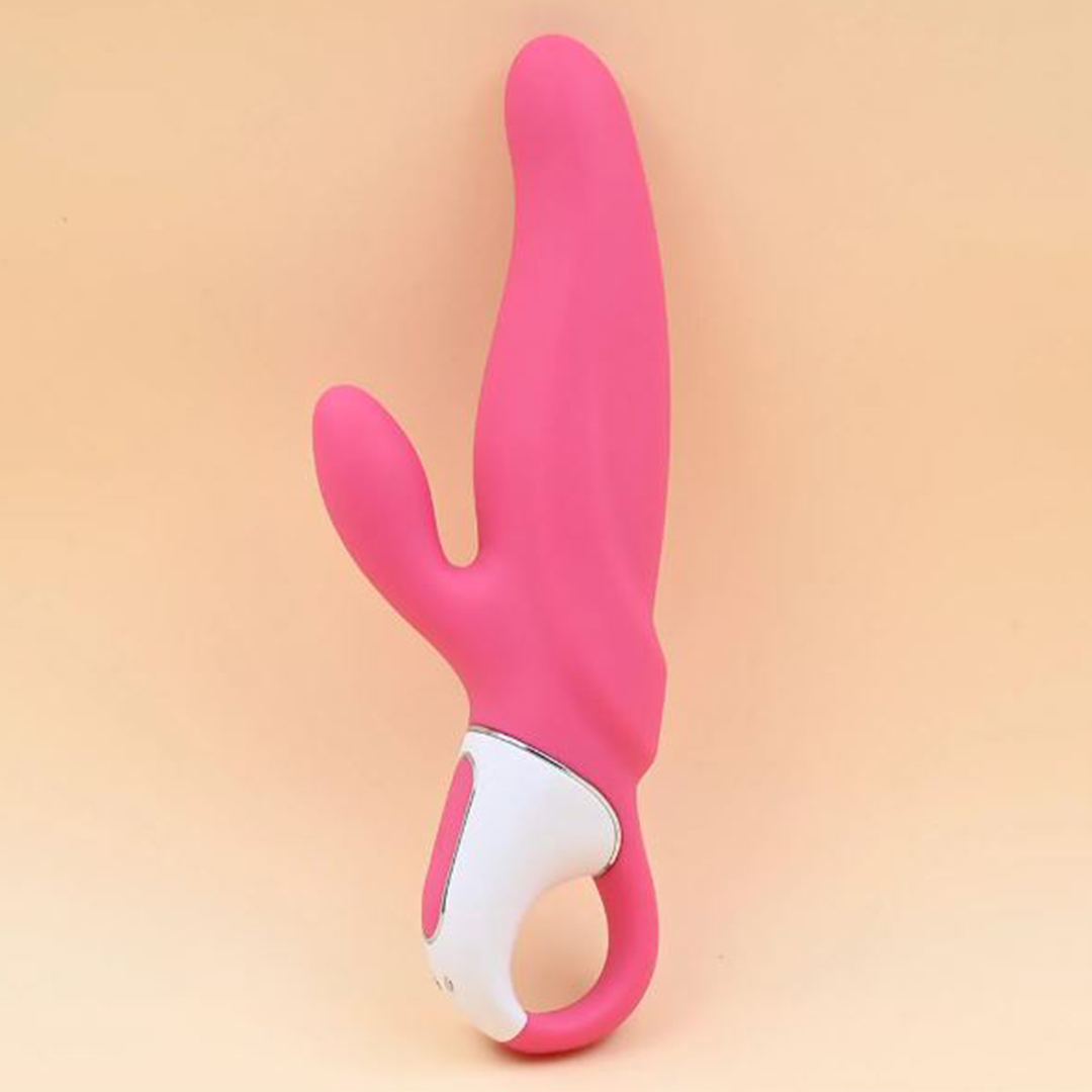 Dvigubas vibratorius "Mr. Rabbit" – Rožinis 
Šis džentelmenas lepins iš karto 2 varikliukais ir makštį, ir klitorių.  
Didesnė, lengvai išlenkta galvutė užtikrina tobulą G taško stimuliaciją, o mažesnis, siauresnis stimuliatorius puikiai tinka klitorio stimuliacijai.  Visas malonumą suteikiantis prietaisas yra iš kokybiško, minkšto silikono, kuris užtikrina, kad vibracijos būtų itin stipriai ir intensyviai perduotos tavo „karštiesiems“ taškams! 
Net ir tada, kai viskas vyksta audringai,  patogus laikiklis užtikrina vibratoriaus valdymą . Intuityviu valdymo laukeliu valdomos visos 12 vibracijų programos. Programas sudaro  6 intensyvumo lygiai ir 6 ritmai  – bet kokiai nuotaikai rasi asmeninį vibracijų koncertą! 
Vibratorius yra  atsparus vandeniui  ir dėl to puikiai tinka naudoti vonioje ar romantiškoje sūkurinėje vonioje. Jei žaisliukas išsikrauna, akumuliatorius galima pakartotinai įkrauti pridėtu  USB  įkrovimo laidu.  
Tinkamai prižiūrint  šis vibratorius tarnaus tikrai ilgai. Prieš ir po kiekvieno naudojimo nuplaukite jį šiltu vandeniu ir švelniu muilu arba specialiu žaislų valikliu. Leiskite išdžiūti natūraliai. Šį sekso žaislą laikykite stalčiuje, specialiame maišelyje arba kitoje vietoje, kurioje nėra dulkių. Laikykite jį atokiau nuo kitų sekso žaislų. Nepalikite tiesioginiuose saulės spinduliuose ir niekada nelaikykite jo dideliame karštyje. 
  
Rekomenduojama naudoti kartu su vandens pagrindo lubrikantu.  Nenaudokite silikoninių lubrikantų, aliejų ar kremų, nes jie gali sugadinti prietaiso medžiagą ir apriboti jo veikimą bei galiojimo laiką.  
Dvigubo vibratoriaus naudojimo būdai:  
Kai kurios moterys naudoja dvipusius vibratorius seksui su antrąja moterimi. Dildo dvigubas galas leidžia vienu metu prasiskverbti į dvi makštis.  
Nuo makšties iki išangės. Dauguma dvigubo įsiskverbimo dildo yra skirti tuo pačiu metu stimuliuoti išangės ir makšties erogenines zonas, tačiau pailgintų dvigubų vibratorių atveju du partneriai gali naudoti tą patį žaisliuką vienu metu.   
Išangė į išangę. Dauguma dvipusių dildo gali būti naudojami abiejų partnerių analiniam įsiskverbimui.  
Imituojamą oralinį seksą taip pat galima atlikti su dvipusiu vibratoriumi.  
Kodėl jums reikalingas vibratorius? 
Vibratorius ar klasikinis vibratorius yra sekso žaislas, naudojamas ant kūno maloniai seksualinei stimuliacijai kelti. 
Vibratoriai gali būti naudojami tiek solo, tiek poroje ar kelių žmonių žaidimams kartu. Taip pat jie gali būti naudojami erogeninėms zonoms, tokioms kaip klitoris, vulva ar makštis, varpa, kapšelis ar išangė, siekiant seksualiai stimuliuoti, išlaisvinti seksualumą ir pasiekti orgazmą. 
Vibratoriai yra rekomenduojami sekso terapeutų moterims, kurioms sunku pasiekti orgazmą masturbacijos ar lytinių santykių metu.