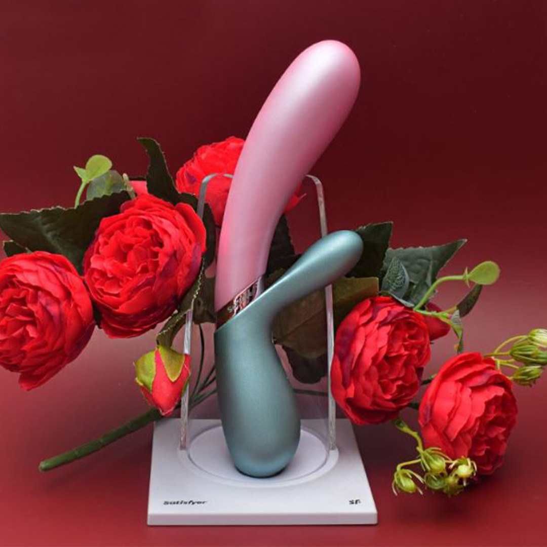 Išmanusis vibratorius su šildymo funkcija "Hot Lover" – Žalias 
„Hot Lover“ yra išties ypatingas triušelis jūsų kolekcijai! 
„Hot Lover“ dizainas taip pat ypač traukia akį: Blizgantis gražių pastelinių tonų paviršius ir švytinti detalė viduryje daro jį tikrai ypatingu. Tuo pačiu metu, dėl paviršiaus,  pagaminto iš kūnui nekenksmingo silikono, jis yra nepaprastai švelnus ir glamonėjantis jūsų odą.  
Kuomet vibratoriaus pagrindas su ergonomiškai išlenktu galu  lepina jūsų G tašką, mažasis stimuliatorius rūpinasi intensyvia klitorio stimuliacija.  Du galingus varikliukus galima valdyti nepriklausomai vienas nuo kito naudojant vibratoriaus valdymo pultą arba „Satisfyer Connect“ programėlę. 
Ypač karštoms akimirkoms taip pat gali naudoti žaisliuko  šilumos funkciją:  „Hot Lover“ vibratoriaus pagrindas gali būti  įkaitęs iki 39 laipsnių,  o tai ne tik užtikrina didesnį malonumo pojūtį ir padidėjusią orgazmo tikimybę, bet ir realų, į kūną panašų potyrį.  Šilumos funkciją taip pat galima įjungti atskirai, taip vibratorių naudojant kaip panorėjus.  
Šis išmanusis vibratorius siūlo  12 iš anksto nustatytų vibracijos programų . Naudodamasi nemokama „Satisfyer Connect“ programėle, skirta „Android“ ir „Apple iOS“, turėsite dar daugiau įvairovės. Sukurkite savo naujas patirtis patys arba susiekite programėlę su „Spotify“, kad patirtumėte intensyvius orgazmus mėgstamų dainų ritmu. 
Vibratorius yra  atsparus vandeniui  ir dėl to puikiai tinka naudoti vonioje ar romantiškoje sūkurinėje vonioje. Jei žaisliukas išsikrauna, akumuliatorius galima pakartotinai įkrauti pridėtu  USB  įkrovimo laidu.  
Tinkamai prižiūrint  šis vibratorius tarnaus tikrai ilgai. Prieš ir po kiekvieno naudojimo nuplaukite jį šiltu vandeniu ir švelniu muilu arba specialiu žaislų valikliu. Leiskite išdžiūti natūraliai. Šį sekso žaislą laikykite stalčiuje, specialiame maišelyje arba kitoje vietoje, kurioje nėra dulkių. Laikykite jį atokiau nuo kitų sekso žaislų. Nepalikite tiesioginiuose saulės spinduliuose ir niekada nelaikykite jo dideliame karštyje. 
  
Rekomenduojama naudoti kartu su vandens pagrindo lubrikantu.  Nenaudokite silikoninių lubrikantų, aliejų ar kremų, nes jie gali sugadinti prietaiso medžiagą ir apriboti jo veikimą bei galiojimo laiką.  
Kodėl jums reikalingas vibratorius?  
Vibratorius ar klasikinis vibratorius yra sekso žaislas, naudojamas ant kūno maloniai seksualinei stimuliacijai kelti. 
Vibratoriai gali būti naudojami tiek solo, tiek poroje ar kelių žmonių žaidimams kartu. Taip pat jie gali būti naudojami erogeninėms zonoms, tokioms kaip klitoris, vulva ar makštis, varpa, kapšelis ar išangė, siekiant seksualiai stimuliuoti, išlaisvinti seksualumą ir pasiekti orgazmą. 
Vibratoriai yra rekomenduojami sekso terapeutų moterims, kurioms sunku pasiekti orgazmą masturbacijos ar lytinių santykių metu.