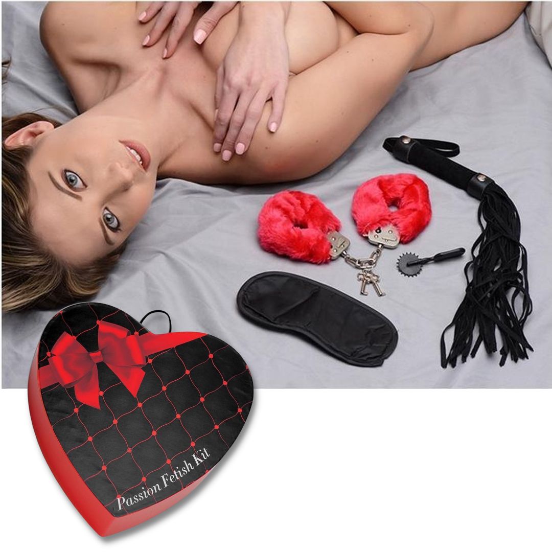 RINKINYS XR BRANDS "PASSION FETISH KIT"  
Ar kada svajojote išmėginti BDSM ar Fetish žaidimus? Šioje „Passion Fetish“ širdies formos dėžutėje slepiasi viskas, ko reikia fetišui: 
rakinami antrankiai  
Pūkuoti antrankiai - užrakinkite savo partnerį ir mėgaukitės visomis jo kūno dalimis – šie patogūs antrankiai yra su 2 raktais ir įmontuotu apsauginiu užraktu.  
satino akių raištis  
Satin Blindfold akių raištis yra minkštas ir lygus, su 2 elastiniais dirželiais, tinka daugeliui galvos dydžių. 
 ratukas  
Riedantis, smailėjantis velnio ratukas puikiai dera su kitais šio rinkinio elementais – šio ratuko smeigtukus užveskite per jautrias partnerio vietas. 
 flogeris  
 Puikiai tinka dovanoti kitiems ar palepinti save -  patenkinkite savo fantazijas. 
Prieš naudojimą pasitarkite su partneriu.  
 