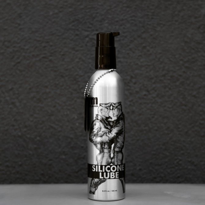 SILIKONO PAGRINDO LUBRIKANTAS "XR BRANDS SILICONE LUBE" - 237 ML  
Silikono pagrindo  lubrikantas “XR Brands Silicone Lube” skirtas ilgiems erotiniams žaidimams. 
Pagrindiniai lubrikanto privalumai: 
Itin ilgai išliekantis.  
Nesausėja. 
Suteikia sklandaus slydimo poveikį.  
Taupus  - vienai sueičiai pakaks mažo kiekio. 
Patogi pakuotė  - galėsite lengvai dozuoti produktą. 
Išskirtinis buteliuko dizainas.  
Bekvapis. 
Beskonis. 
Idealiai tinka masturbacijai arba žaidimams su partneriu. 
Nedaudoti su silikoniniais sekso žaislais. 
Kaip išsirinkti ir tinkamai naudoti lubrikantą?