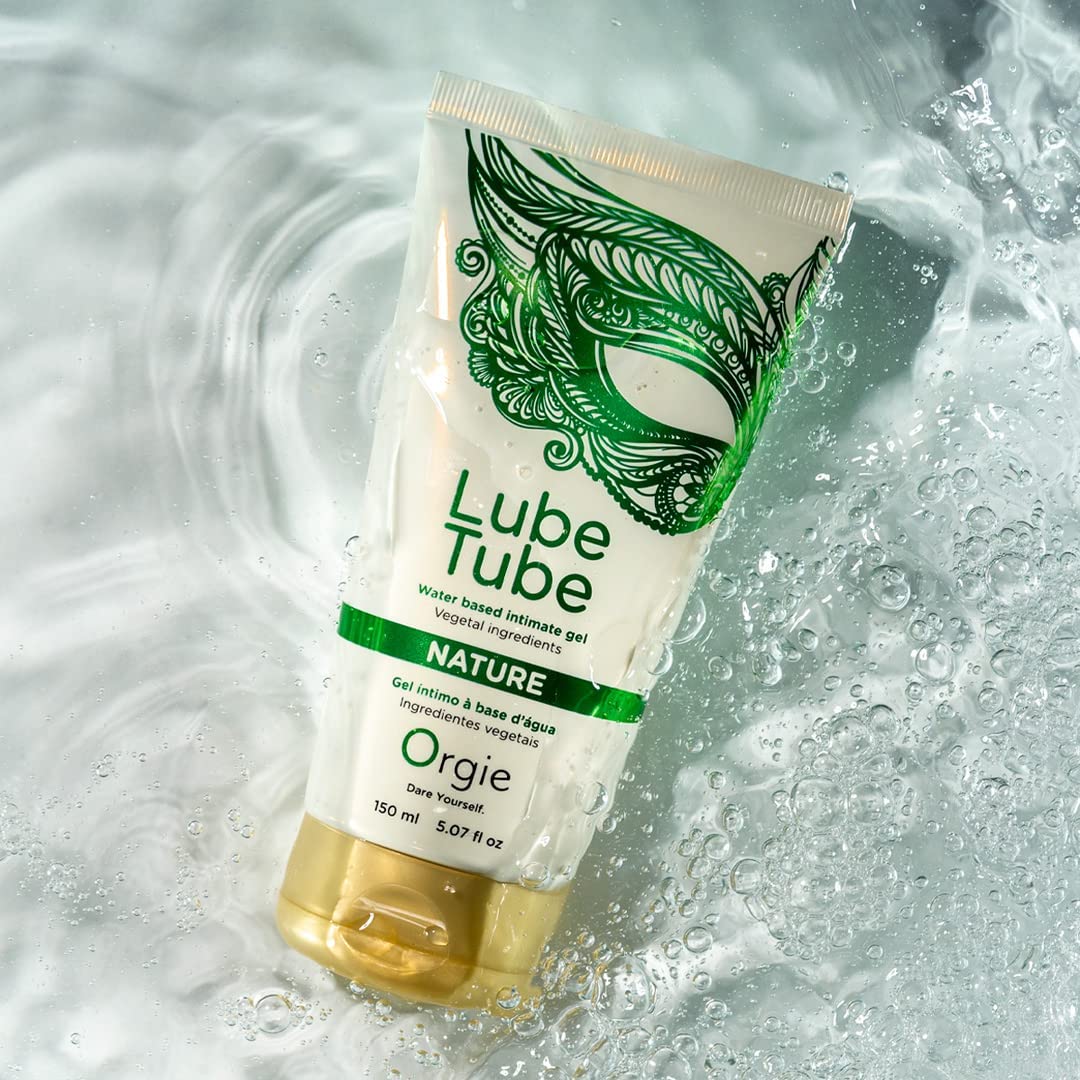 NATŪRALUS VANDENS PAGRINDO LUBRIKANTAS "LUBE TUBE NATURE" - 150 ML  
  
“Lube Tube Nature” tai  natūralus vandens pagrindo lubrikantas  skirtas švelniems sekso žaidimams.  
Produkto formulė  išsiskiria savo sudėtimi - naudojamos medžiagos yra augalinės kilmės.  Taip pat lubrikantas  prisotintas natrio alginato, kuris skatina odos regeneraciją ir rūpinasi Jūsų jautria oda . 
Kruopščiai atrinkti natūralūs produktai  užtikrins ilgalaikę lubrikaciją, odos priežiūrą ir lengvus bei malonius įsiskverbimus.  
Produktas yra  be kvapo , nelipnus ir lengvai valomas. 
Vandens pagrindo lubrikantas ilgiau išlieka  ir nereikalauja papildomų tepimų, be to, jį galima naudoti su visais sekso žaislais, įskaitant silikoninius. 
  
  
Kaip išsirinkti ir tinkamai naudoti lubrikantą?