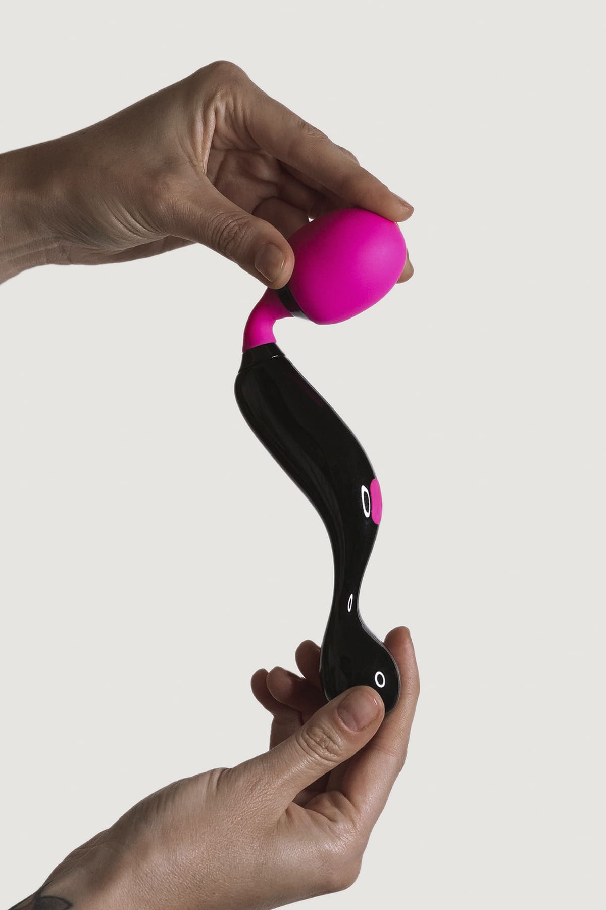 Apie masažuoklį: 
Medžiaga: silikonas 
Spalva: rožinė-juoda 
Baterija: ličio 
Matmenys: Ilgis 21 cm / Skersmuo 3,7 cm 
Funkcijų skaičius: 10 
Variklių skaičius: 1 
Hidroizoliacija: Atsparus purslams - IPX5 
Stimuliavimo zona: klitoris