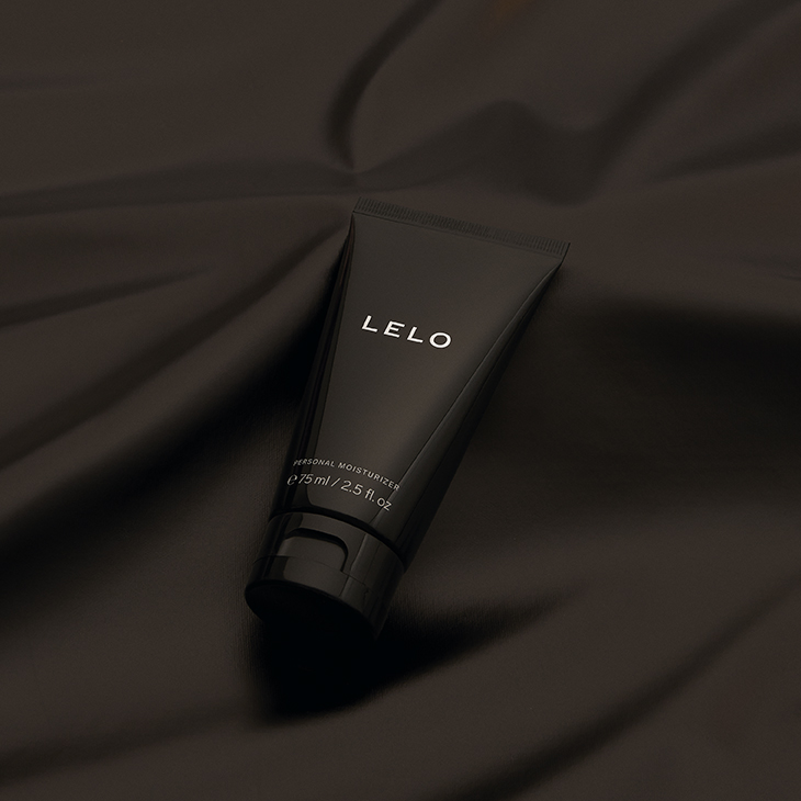 UNIKALUS VANDENS PAGRINDO LUBRIKANTAS "LELO PERSONAL MOISTURIZER" - 75 ML  
  
Vandens pagrindo  lubrikantas “Lelo Personal Moisturizer”  išsiskiria didele gausa naudingų savybių , kurios pasirūpins nepamirštamais malonumais. 
Lubrikantas buvo sukurtas tam, jog  intymūs žaidimai teiktų tik malonumus ir pasitenkinimą be jokio diskomforto . Ilgai išliekančio lubrikanto  sudėtis yra praturtinta alijošiaus ekstraktu , kuris užtikrina optimalią odos drėgmę bei nuolatinį jos palaikymą. 
Savo sudėtyje lubrikantas neturi glicerino, parabenų, kvapiųjų medžiagų, o  jo pH yra optimizuotas ir nealergizuos Jūsų jautrios odos . Jis idealiai tiks naudojimui jautriose kūno zonose visiems odos tipams. 
Lubrikantas lengvai nusiplauna ir yra nelipnus. 
Tinka naudoti:  
Masažams 
Vaginaliniam seksui 
Analiniam seksui 
Menstruacinei taurelei įsidėti 
Su prezervatyvais 
Su visais sekso žaislais 
Kaip išsirinkti ir tinkamai naudoti lubrikantą?