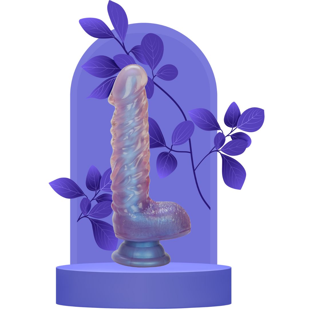 Pusiau realistiškas dildo "Crystal Cote Dong" 
 
Nesvarbu, ar norite paįvairinti dalykus miegamajame nauju, įdomiu žaislu, ar norite patobulinti savo žaidimą solo su tikrovišku aksesuaru, Crystal Cote™ Dong in Blush  puikiai papildys jūsų asmeninę kolekciją.  
Spalvingas dildo "Crystal Cote Dong"  Jūsų meilės žaidimus pavers linksmais , pašėlusiais ir neįtikėtinai maloniais ne tik poroje, bet ir solo žaidimuose. 
Vaginalinei, analinei ir oralinei stimuliacijai skirti vibruojantys sekso žaislai yra tylūs, todėl galėsite visiškai atsiduoti į malonumo rankas, kad ir kur bebūtumėte. 
Tvirtas siurbtukas suteikia stabilumo  naudojant vienam arba su Jums ypatingu asmeniu. Nuo šiol nenorėsite nieko kito, išskyrus "Crystal Cote"!    
Tinkamai prižiūrint  šis dildo tarnaus tikrai ilgai. Prieš ir po kiekvieno naudojimo nuplaukite jį šiltu vandeniu ir švelniu muilu arba specialiu žaislų valikliu. Leiskite išdžiūti natūraliai. Šį sekso žaislą laikykite stalčiuje, specialiame maišelyje arba kitoje vietoje, kurioje nėra dulkių. Laikykite jį atokiau nuo kitų sekso žaislų. Nepalikite tiesioginiuose saulės spinduliuose ir niekada nelaikykite jo dideliame karštyje. 
  
Rekomenduojama naudoti kartu su vandens pagrindo lubrikantu.  Nenaudokite silikoninių lubrikantų, aliejų ar kremų, nes jie gali sugadinti prietaiso medžiagą ir apriboti jo veikimą bei galiojimo laiką.  
 