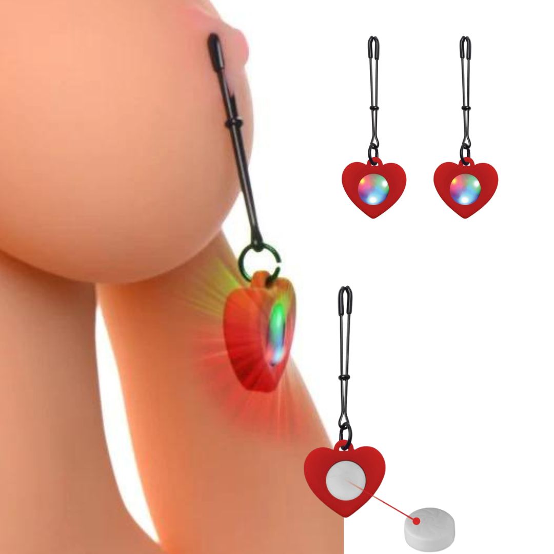 Šviečiantys spenelių spaustukai ,,Silicone Light Up Heart Tweezer Nipple Clamps''  
Pritvirtinkite spaustukus prie savo arba partnerio spenelių, stumdydami specialų žiedą aukštyn arba žemyn, kad atsidarytų arba užsidarytų tarpas tarp kiekvieno, vinilu dengto, antgalio. Tada paspauskite maitinimo mygtuką, kad įjungtumėte šviesą. Spustelkite, kad pereitumėte per tris galimus modelius. 
LED lemputės maitinamos 4 baterijomis CR1220 (pridedama rinkinyje).  Hipoalerginio silikono , metalo ir vinilo spaustukus lengva valyti ir prižiūrėti. Prieš ir po kiekvieno žaidimo nuplaukite juos su šiltu vandeniu ir muilu arba  specialiu žaislų valikliu . 
Šie pinceto formos spenelių spaustukai puikiai  tinka ir pradedantiesiems, ir pažengusiems naudotojams . Spenelių spaustukų  skausmo slenkstis reguliuojamas slankiojančiu žiedu . Slankiojančio žiedo pagalba galima juos uždėti nuo labai laisvo iki labai tvirto lygio.