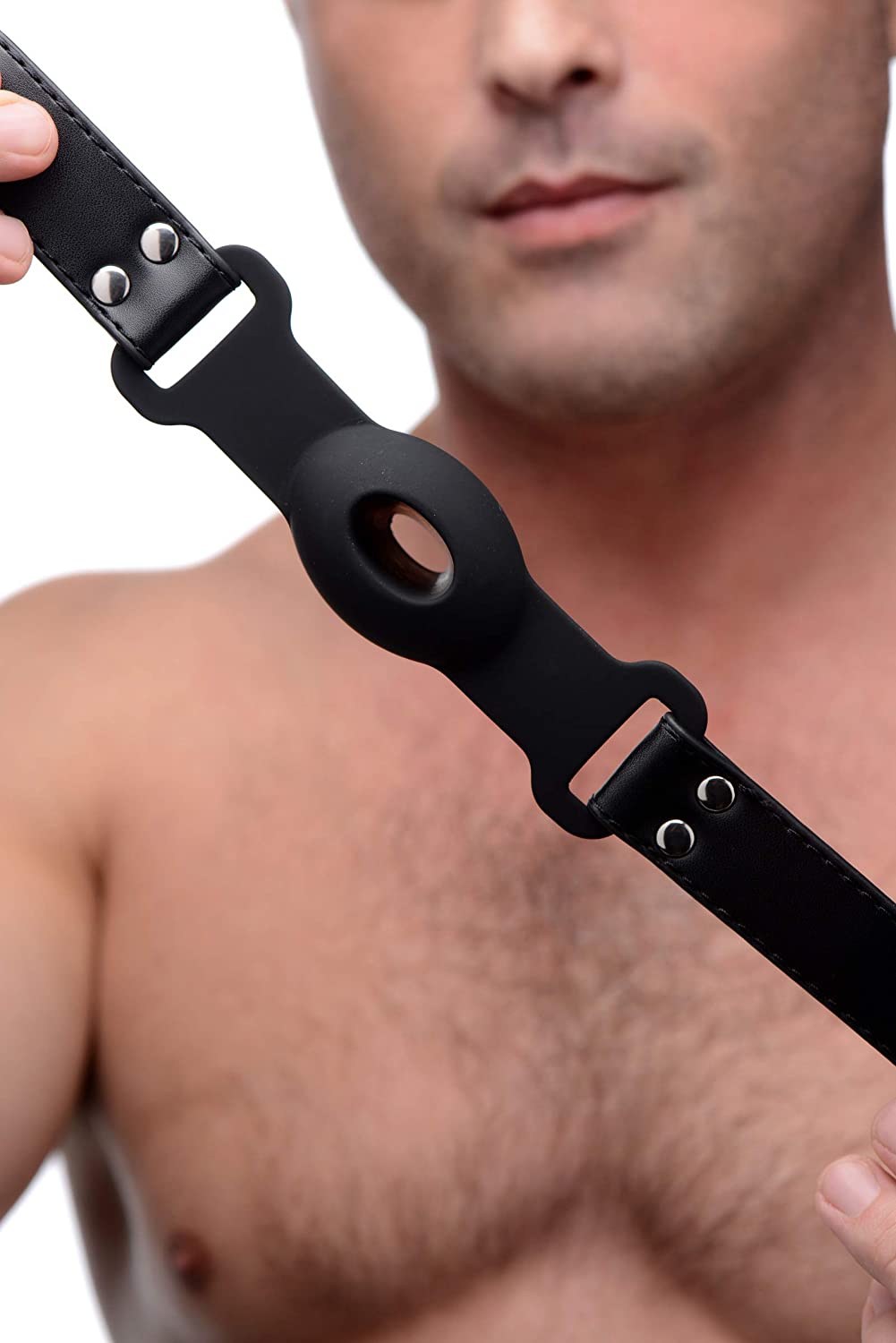 BURNOS KAIŠTIS XR BRANDS "HOLLOW SILICONE GAG"  
Burnos kaištis gali padidinti naudotojo bejėgiškumo jausmą  BDSM  scenoje, nes seksualinės veiklos metu jam burnos kamštis neleidžia kalbėti.  Žaislas puikiai papildys jūsų  BSM   kolekciją. 
Burnos kaištis  pagamintas iš aukštos kokybės silikono, be ftalatų.  
Yra  patvarus naudoti  ir itin  patogiai priglunda prie odos , bus patogus dėvėti ilgą laiką. 
Burnos kaiščio  dirželis yra reaguliuojamas , todėl dydis tiks visiems. 
Naudokite šį žaislą vieną arba kartu su kitais.  Naudojant su partneriu, būtinai aptarkite žaidimų aplinkybes.