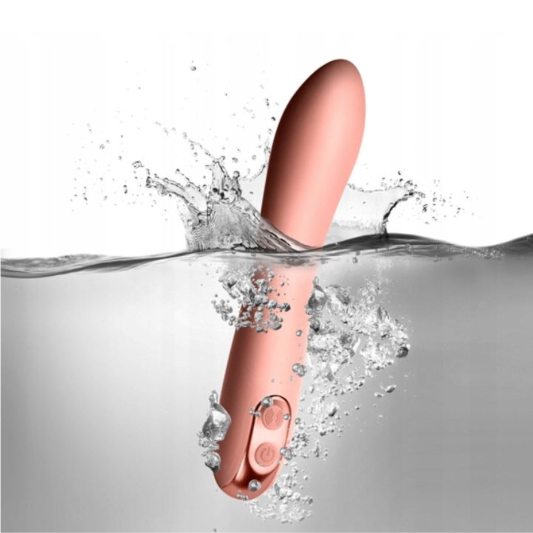 Klasikinis vibratorius "Giamo" – Šviesiai rožinis 
 
Moteriškas vibratorius pagamintas iš itin švelnaus, saugaus ir patikimo silikono. Ypatingai  švelniai stimuliuoja G tašką  ir nukels į nepakartojamą orgazmą kiekvieną moterį. Lenkta forma ir švelnus galiukas puikiai atliks savo darbą be jokių papildomų pastangų. 
Vibratorius turi naujos kartos itin  galingą varikliuką ir net 10 skirtingų vibravimo režimų  jūsų malonumui, kuriuos lengvai galėsite valdyti vieno mygtuko paspaudimu. 
Šis mažasis draugas yra idealus kompanionas kelionėse ir visur kitur - net duše ar vonioje dėl  vandeniui atsparios konstrukcijos.   O  Pakrovus vibratorių  USB laidu , juo galėsite  mėgautis daugiau nei 60 min.  
  
Tinkamai prižiūrint  šis vibratorius tarnaus tikrai ilgai. Prieš ir po kiekvieno naudojimo nuplaukite jį šiltu vandeniu ir švelniu muilu arba specialiu žaislų valikliu. Leiskite išdžiūti natūraliai. Šį sekso žaislą laikykite stalčiuje, specialiame maišelyje arba kitoje vietoje, kurioje nėra dulkių. Laikykite jį atokiau nuo kitų sekso žaislų. Nepalikite tiesioginiuose saulės spinduliuose ir niekada nelaikykite jo dideliame karštyje. 
  
Rekomenduojama naudoti kartu su vandens pagrindo lubrikantu.  Nenaudokite silikoninių lubrikantų, aliejų ar kremų, nes jie gali sugadinti prietaiso medžiagą ir apriboti jo veikimą bei galiojimo laiką.  
  
Kodėl jums reikalingas vibratorius? 
Vibratorius ar klasikinis vibratorius yra sekso žaislas, naudojamas ant kūno maloniai seksualinei stimuliacijai kelti. 
Vibratoriai gali būti naudojami tiek solo, tiek poroje ar kelių žmonių žaidimams kartu. Taip pat jie gali būti naudojami erogeninėms zonoms, tokioms kaip klitoris, vulva ar makštis, varpa, kapšelis ar išangė, siekiant seksualiai stimuliuoti, išlaisvinti seksualumą ir pasiekti orgazmą. 
Vibratoriai yra rekomenduojami sekso terapeutų moterims, kurioms sunku pasiekti orgazmą masturbacijos ar lytinių santykių metu.