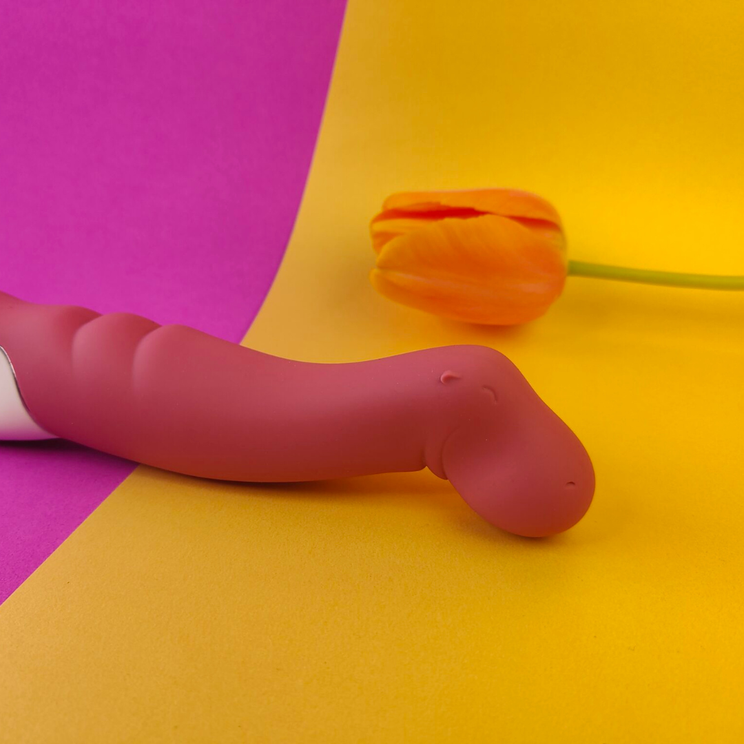 Klasikinis vibratorius su G taško stimuliacija "Petting Hippo" – Rožinis 
 
Žaismingos begemoto išvaizdos G taško vibratorius „Petting Hippo“ – tai vienas iš „Satisfyer“ produktų, kuris nusitaikė į vieną paslaptingiausių Jūsų vietelių –  G tašką.  
Lygus paviršius, pagamintas iš  aukštos kokybės silikono , o dėl lanksčios technologijos ir stiprios vibracijos šis žaisliukas pataiko tiesiai į jūsų karštąsias zonas. 
Kartu su  12 vibracijos programų  jis patenkina visus jūsų troškimus - „Petting Hippo“ visada suteikia būtent tai, ko jums reikia, naudodamas skirtingo intensyvumo vibraciją ir skirtingus vibracijos režimus. Kad patirtis būtų visapusiškai maloni, rekomenduojama naudoti kartu su „Satisfyer“ lubrikantu. Dėl  praktiškos rankenos su žiedo galiuku,  jį labai lengva valdyti. Todėl visada kontroliuosite savo vibratorių, net kai reikalai tampa šiek tiek pašėlę. 
Dėl  vandeniui atsparaus (IPX7) paviršiaus  vibratorius gali būti naudojamas drėgnose vietose, pavyzdžiui, duše ar vonioje.O jei vibratorius kada nors išsikraus, integruotas baterijas galima  įkrauti pridėtu USB įkrovimo laidu. 
Tinkamai prižiūrint  šis vibratorius tarnaus tikrai ilgai. Prieš ir po kiekvieno naudojimo nuplaukite jį šiltu vandeniu ir švelniu muilu arba specialiu žaislų valikliu. Leiskite išdžiūti natūraliai. Šį sekso žaislą laikykite stalčiuje, specialiame maišelyje arba kitoje vietoje, kurioje nėra dulkių. Laikykite jį atokiau nuo kitų sekso žaislų. Nepalikite tiesioginiuose saulės spinduliuose ir niekada nelaikykite jo dideliame karštyje. 
  
Rekomenduojama naudoti kartu su vandens pagrindo lubrikantu.  Nenaudokite silikoninių lubrikantų, aliejų ar kremų, nes jie gali sugadinti prietaiso medžiagą ir apriboti jo veikimą bei galiojimo laiką.  
  
Kodėl jums reikalingas vibratorius? 
Vibratorius ar klasikinis vibratorius yra sekso žaislas, naudojamas ant kūno maloniai seksualinei stimuliacijai kelti. 
Vibratoriai gali būti naudojami tiek solo, tiek poroje ar kelių žmonių žaidimams kartu. Taip pat jie gali būti naudojami erogeninėms zonoms, tokioms kaip klitoris, vulva ar makštis, varpa, kapšelis ar išangė, siekiant seksualiai stimuliuoti, išlaisvinti seksualumą ir pasiekti orgazmą. 
Vibratoriai yra rekomenduojami sekso terapeutų moterims, kurioms sunku pasiekti orgazmą masturbacijos ar lytinių santykių metu.