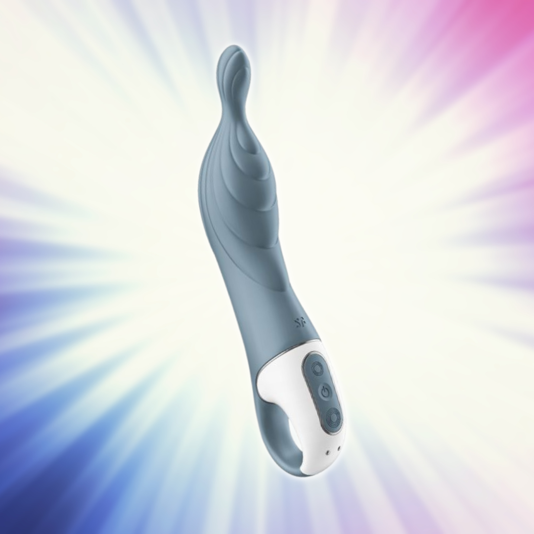 Klasikinis vibratorius "A-Mazing 2" – Pilkas 
Vibratorius yra pagamintas iš glotnaus ir  švelnios pilkos spalvos silikono ir ABS plastiko,  ergonomiškos formos su siauru tarsi iš griovelių suformuotu galiuku suteikia papildomos stimuliacijos toms, kurios  nori paįvairinti savo vakarus.  
Šis mažylis turi  du galingus varikliukus  ir  12 skirtingų vibravimo režimų.  Jas labai lengva valdyti keliais mygtukų paspaudimais. Dėl savo nedidelio dydžio, šis vibratorius  puikiai telpa į mažą rankinę ar lagaminą.  Keliaukite visur drauge. 
Vandeniui atspari (IPX7) konstrukcija  reiškia, kad šis žaisliukas gali prisijungti prie jūsų net ir tokiose vietose kaip dušas ar vonia, o veikia su integruotomis 2 AAA baterijomis.   
Tinkamai prižiūrint  šis vibratorius tarnaus tikrai ilgai. Prieš ir po kiekvieno naudojimo nuplaukite jį šiltu vandeniu ir švelniu muilu arba specialiu žaislų valikliu. Leiskite išdžiūti natūraliai. Šį sekso žaislą laikykite stalčiuje, specialiame maišelyje arba kitoje vietoje, kurioje nėra dulkių. Laikykite jį atokiau nuo kitų sekso žaislų. Nepalikite tiesioginiuose saulės spinduliuose ir niekada nelaikykite jo dideliame karštyje. 
  
Rekomenduojama naudoti kartu su vandens pagrindo lubrikantu.  Nenaudokite silikoninių lubrikantų, aliejų ar kremų, nes jie gali sugadinti prietaiso medžiagą ir apriboti jo veikimą bei galiojimo laiką.  
Kodėl jums reikalingas vibratorius? 
Vibratorius ar klasikinis vibratorius yra sekso žaislas, naudojamas ant kūno maloniai seksualinei stimuliacijai kelti. 
Vibratoriai gali būti naudojami tiek solo, tiek poroje ar kelių žmonių žaidimams kartu. Taip pat jie gali būti naudojami erogeninėms zonoms, tokioms kaip klitoris, vulva ar makštis, varpa, kapšelis ar išangė, siekiant seksualiai stimuliuoti, išlaisvinti seksualumą ir pasiekti orgazmą. 
Vibratoriai yra rekomenduojami sekso terapeutų moterims, kurioms sunku pasiekti orgazmą masturbacijos ar lytinių santykių metu.
