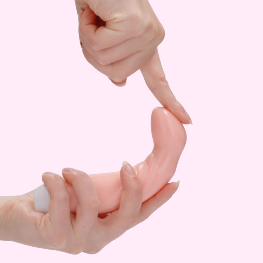 Klasikinis vibratorius "Livvy" – Rožinis 
Šis vibratorius pagamintas iš higieniško, švelnaus ABS. Švelniai slysta per jūsų erogenines zonas, parodydamas, ką jis gali, ypač kai reikia  stimuliuoti klitorių.  
Galingas varikliukas  veikia labai tyliai ir kartu su šiek tiek išlenkta mini vibratoriaus forma suteikia nepakartojamus orgazmus.Vibratorius reguliuojamas patogia sukamąja rankenėle. Kūno malonumui ir seksualinei stimuliacijai vibratorius turi net  10 skirtingų ir labai galingų vibravimo funkcijų.   
Kaip ir visi tokios formos vibratoriai, „Livvy“ yra puikus kompanionas keliaujant. Dėl savo mažo dydžio jis lengvai telpa rankinėje ar bagaže. 
Šis žaisliukas yra  atsparus vandeniui,  todėl idealiai tinka mėgautis malonumo momentais būnant vonioje ar duše, tereikia tik  2xAAA baterijų,  kad galėtumėte patirti didžiausią malonumą, kur tik norite.  
  
Tinkamai prižiūrint  šis vibratorius tarnaus tikrai ilgai. Prieš ir po kiekvieno naudojimo nuplaukite jį šiltu vandeniu ir švelniu muilu arba specialiu žaislų valikliu. Leiskite išdžiūti natūraliai. Šį sekso žaislą laikykite stalčiuje, specialiame maišelyje arba kitoje vietoje, kurioje nėra dulkių. Laikykite jį atokiau nuo kitų sekso žaislų. Nepalikite tiesioginiuose saulės spinduliuose ir niekada nelaikykite jo dideliame karštyje. 
  
Rekomenduojama naudoti kartu su vandens pagrindo lubrikantu.  Nenaudokite silikoninių lubrikantų, aliejų ar kremų, nes jie gali sugadinti prietaiso medžiagą ir apriboti jo veikimą bei galiojimo laiką.  
  
Kodėl jums reikalingas vibratorius? 
Vibratorius ar klasikinis vibratorius yra sekso žaislas, naudojamas ant kūno maloniai seksualinei stimuliacijai kelti. 
Vibratoriai gali būti naudojami tiek solo, tiek poroje ar kelių žmonių žaidimams kartu. Taip pat jie gali būti naudojami erogeninėms zonoms, tokioms kaip klitoris, vulva ar makštis, varpa, kapšelis ar išangė, siekiant seksualiai stimuliuoti, išlaisvinti seksualumą ir pasiekti orgazmą. 
Vibratoriai yra rekomenduojami sekso terapeutų moterims, kurioms sunku pasiekti orgazmą masturbacijos ar lytinių santykių metu.