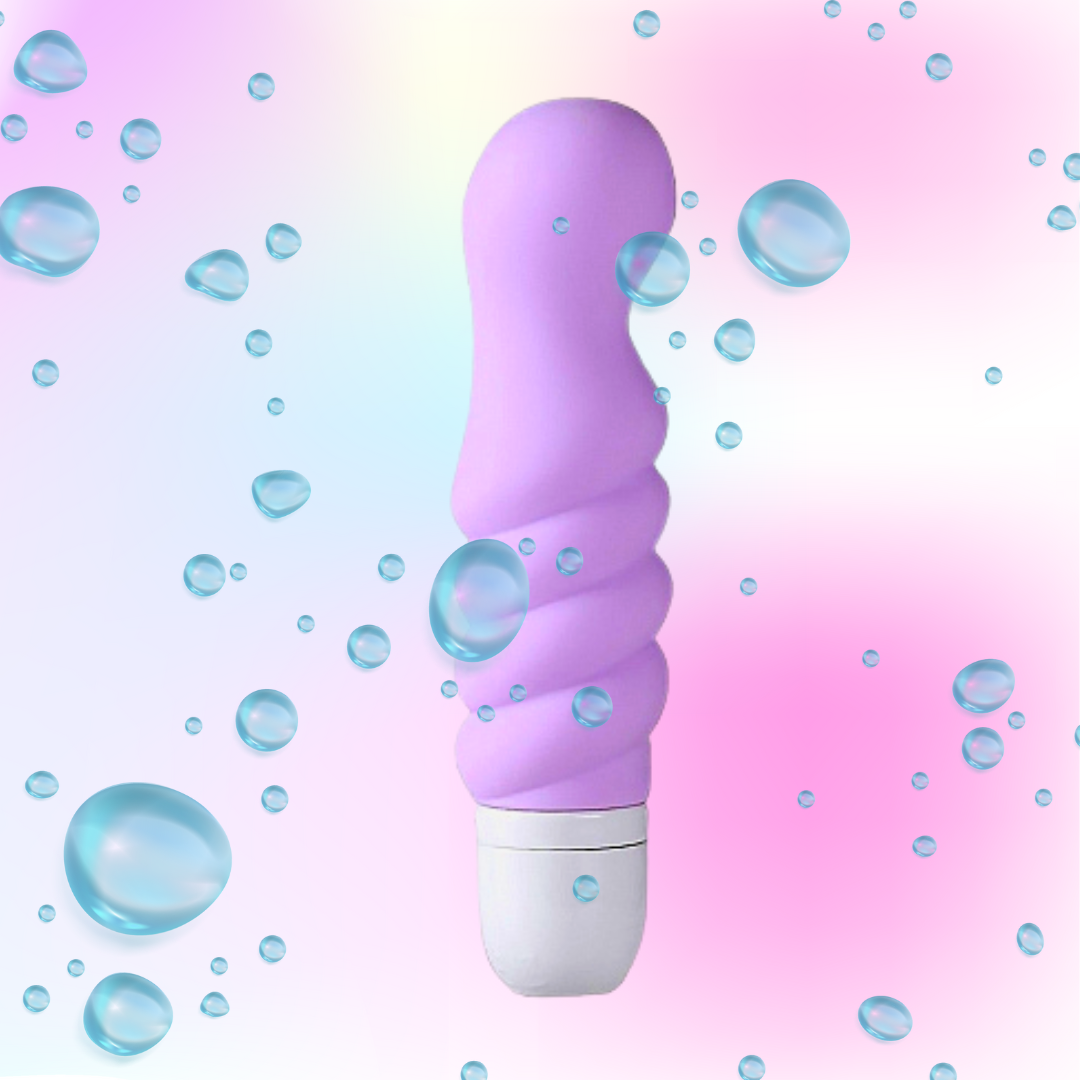 Klasikinis vibratorius su G taško stimuliacija "Chloe G-Spot" – Violetinis  
Galingas,  G taško vibratorius  pagamintas ir aukštos kokybės silikono ir visiškai saugus jūsų jautrios vietoms. 
Moteriškas, mažas vibratorius su kuriuo patirsite nepakartojamą orgazmą. Šis mažylis yra „Twissty“ kolekcijos gaminys, kurie pasižymi būtent  glotniu ir apvaliu galiuku bei sukamaisiais raštais papildytu paviršiumi.  Dėl to labai lengva naudotis ir vienu mygtuko paspaudimu galėsite mėgautis labai galingais  15 vibracijų režimais.  
Šis mini vibratorius yra mažo dydžio kartu su  tyliai veikiančiu varikliuku . Tai žada stipriai ir tikslingai stimuliuojamo klitorio poveikį, o išlenktas ir nelygus paviršius sukels nepamirštamus orgazmus. 
Moteriškas vibratorius  yra atsparus vandeniui.  Veikia kartu su  AA tipo baterija.  
  
Tinkamai prižiūrint  šis vibratorius tarnaus tikrai ilgai. Prieš ir po kiekvieno naudojimo nuplaukite jį šiltu vandeniu ir švelniu muilu arba specialiu žaislų valikliu. Leiskite išdžiūti natūraliai. Šį sekso žaislą laikykite stalčiuje, specialiame maišelyje arba kitoje vietoje, kurioje nėra dulkių. Laikykite jį atokiau nuo kitų sekso žaislų. Nepalikite tiesioginiuose saulės spinduliuose ir niekada nelaikykite jo dideliame karštyje. 
  
Rekomenduojama naudoti kartu su vandens pagrindo lubrikantu.  Nenaudokite silikoninių lubrikantų, aliejų ar kremų, nes jie gali sugadinti prietaiso medžiagą ir apriboti jo veikimą bei galiojimo laiką.  
  
Kodėl jums reikalingas vibratorius? 
Vibratorius ar klasikinis vibratorius yra sekso žaislas, naudojamas ant kūno maloniai seksualinei stimuliacijai kelti. 
Vibratoriai gali būti naudojami tiek solo, tiek poroje ar kelių žmonių žaidimams kartu. Taip pat jie gali būti naudojami erogeninėms zonoms, tokioms kaip klitoris, vulva ar makštis, varpa, kapšelis ar išangė, siekiant seksualiai stimuliuoti, išlaisvinti seksualumą ir pasiekti orgazmą. 
Vibratoriai yra rekomenduojami sekso terapeutų moterims, kurioms sunku pasiekti orgazmą masturbacijos ar lytinių santykių metu.