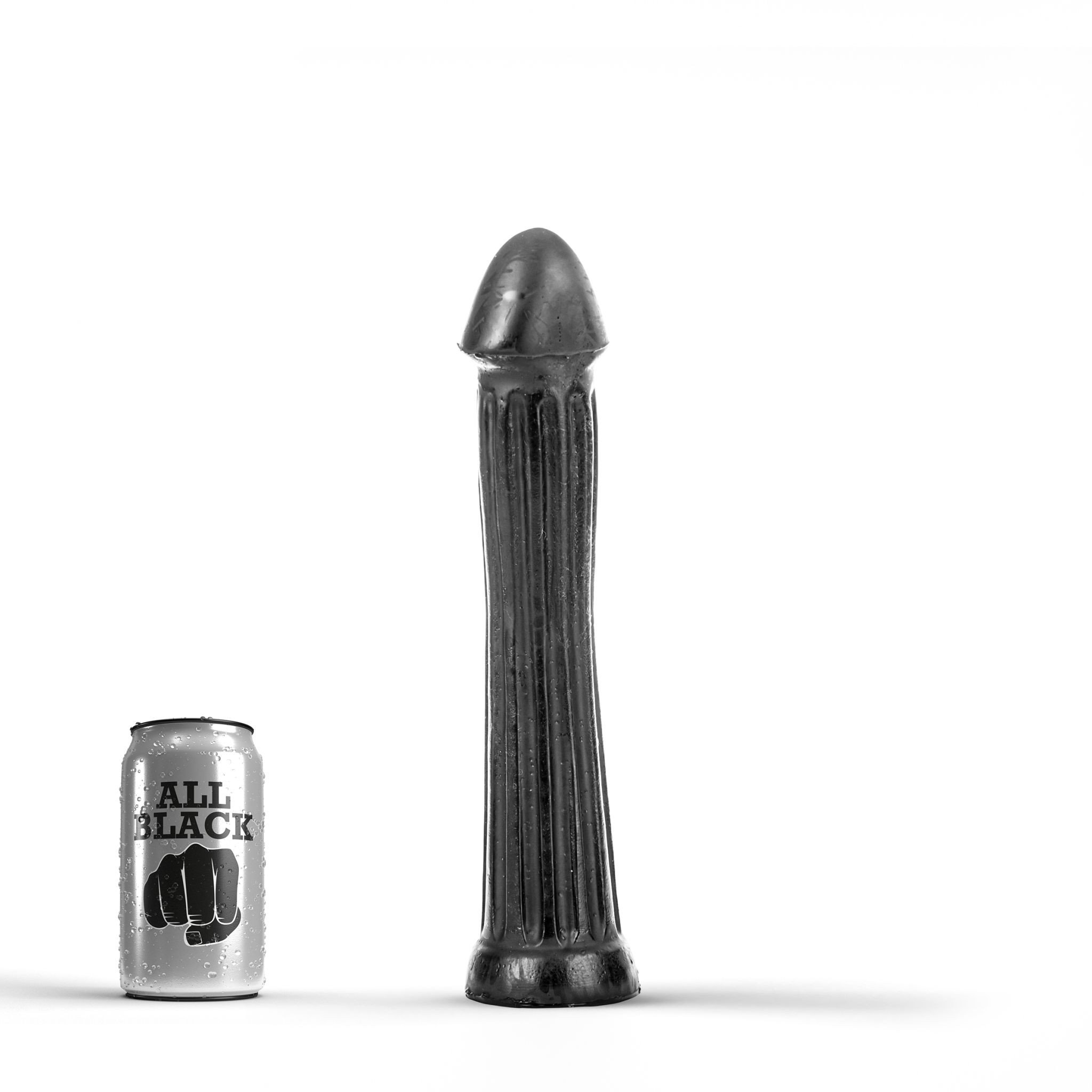 Analinis kaištis „All Black Dildo 31,5 cm“ 
 
Kam reikalingi analiniai kaiščiai? Kai kurie žmonės juos naudoja kaip analinio sekso apšilimo priemonę, kiti - kaip BDSM aksesuarą, o dar kiti - kad geriau susipažintų su analinių žaidimų pojūčiais. 
Aksominis prisilietimas ir nesibaigiantys malonumai - tik šio silikoninio analinio kaiščio pagalba. Iškilimai ir įdubimai  veiksmingai masažuoja intymias vietas . Kaištis  turi pailgą, šiek tiek lenktą formą ir užapvalintą smailėjantį galiuką lengvam naudojimui.  
Analinis kaištis  yra padengtas briaunuotu paviršiumi,  kad galėtumėte patogiai jį įkišti ir ištraukti. Platesnis pagrindas užtikrina apsaugą ir neleidžia kaiščiui pradingti jūsų kūne.  
  
31,5 cm ilgio ir 6 cm pločio žaisliukas  puikiai tinka tiek pradedantiesiems, tiek analinių žaidimų tyrinėtojams, tiek norint apšilti prieš audringą žaidimų naktį . Galite pasiekti visišką ekstazę be skausmo ir diskomforto. 
Tinkamai prižiūrint šis kaištis tarnaus jums ilgai. Prieš ir po kiekvieno naudojimo nuplaukite jį šiltu vandeniu ir švelniu muilu arba  specialiu žaislų valikliu . Leiskite išdžiūti natūraliai. Šį sekso žaislą laikykite stalčiuje, specialiame maišelyje arba kitoje vietoje, kurioje nėra dulkių. Laikykite jį atokiau nuo kitų sekso žaislų. Nepalikite tiesioginiuose saulės spinduliuose ir niekada nelaikykite jo dideliame karštyje. 
Rekomenduojama naudoti kartu su  vandens pagrindo lubrikantu . Nenaudokite silikoninių lubrikantų, aliejų ar kremų, nes jie gali sugadinti kaiščio medžiagą ir apriboti jo veikimą bei galiojimo laiką.  
 