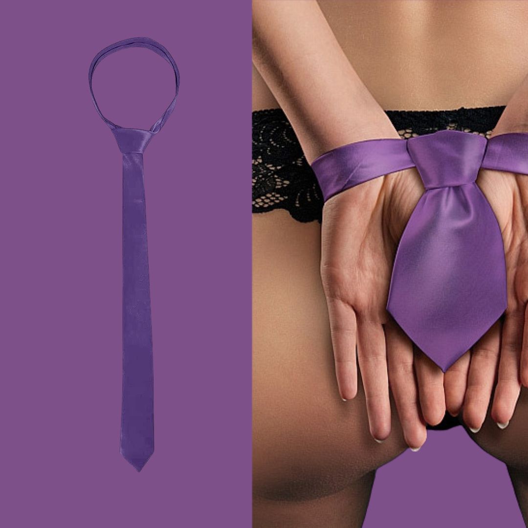 SUVARŽYMO JUOSTA - KAKLARAIŠTIS ,,TIE ME UP“ VIOLETINIS  
  
Užtikrinkite, kad jūsų mylimasis liktų tokioje padėtyje, kokioje norite. Kai jis būna surištas su šiuo  „Tie Me Up“  kaklaraiščiu, Jūs galite visiškai kontroliuoti situaciją. Atraskite savo  dominuojančią ar nuolankiąją pusę  ir naudokite juostą vaidmenims. 
Būkite kūrybingi ir pabandykite netradiciškai surišti savo vergą. 
Patarimas: naudokite  „Tie Me Up“  kaklaraištį kaip rankų ar kojų suvaržymo priemonę. 
  
Rekomendacijos priežiūrai:  
Skalbti rankomis arba skalbti skalbykle, nustačius „skalbimas rankomis“ programą 
Skalbti šaltame vandenyje 
Džiovinti ištiestą 
Nedžiovinti džiovyklėje 
Nelyginti