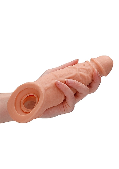 PENIO MOVA „ PENIS SLEEVE”, - 23 CM  
Penio movos skirtos pailginti ir pastorinti varpą,  kad seksas būtų malonesnis „Penis Sleeve”  yra net  23 cm ilgio , pagaminta iš medžiagos, kuri imituoja tikrą odą,  turi išraiškingą galvutę ir venų raštus.  
  
Movą  dėvėti itin patogu,  nes turi žiedą sėklidėms, todėl galite nesibaiminti, net intensyviausio sekso metu viskas liks vietoje. Sėklidžių žiedas atliks dar ir kitą funkciją:  apspaus Jūsų sėklides  ir  nutolins ejakuliaciją,  tad malonumu  mėgautis galėsite kur kas ilgiau.  
  
Mova galėsite pasiimti į vonią, pirtį ar kitas vietas, kuriose galite sušlapti,  ji yra visiškai atspari vandeniui.  
Jeigu norite pasiekti dar didesnį malonumą,  naudotike lubrikantus,  slydimas bus nuostabus, o jausmas nepakartojamas. 
Apie produktą:  
Pakuotės matmenys: 15 x 6,30 x 29 cm 
Pakuotės svoris: 165 gramai 
Gaminio matmenys: 19,8 x 5,6 x 6,2 cm 
Produkto svoris: 126 gr 
Gaminio skersmuo: 5,9 cm 
Įdedamas ilgis: 15,2 cm 
Atsparus vandeniui: Taip 
Be ftalatų: Taip 
 