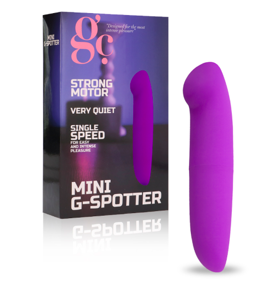 Mini G-Taško Vibratorius "Mini G-Spotter" – Violetinis  
Mažytis, tačiau  labai galingas tavo meilužis „Mini G-Spotter ” , vos trylika centimetrų slepia beprotiškai galingą variklį. Jis ras tavo G tašką ir  sukels orgazmų bangą . Tai tikra  meilės raketa , kuri nenusiramins kol tavęs nepatenkins. 
  
Jį lengvai galėsite pasiimti su savimi į visas keliones ir išvykas. Diskretiškas mažylis tilps net į mažiausią rankinę ar krepšį. 
  
Naujasis žaisliukas  įneš džiaugsmo ir spalvų į tavo gyvenimą . Kiekvienas jo suteiktas orgazmas tave pakels iki debesų, o tai  neabejotinai pagerins gyvenimo kokybę.  
Tinkamai prižiūrint  šis vibratorius tarnaus tikrai ilgai. Prieš ir po kiekvieno naudojimo nuplaukite jį šiltu vandeniu ir švelniu muilu arba specialiu žaislų valikliu. Leiskite išdžiūti natūraliai. Šį sekso žaislą laikykite stalčiuje, specialiame maišelyje arba kitoje vietoje, kurioje nėra dulkių. Laikykite jį atokiau nuo kitų sekso žaislų. Nepalikite tiesioginiuose saulės spinduliuose ir niekada nelaikykite jo dideliame karštyje. 
  
Rekomenduojama naudoti kartu su vandens pagrindo lubrikantu.  Nenaudokite silikoninių lubrikantų, aliejų ar kremų, nes jie gali sugadinti prietaiso medžiagą ir apriboti jo veikimą bei galiojimo laiką.  
  Kodėl jums reikalingas vibratorius? 
Vibratorius ar klasikinis vibratorius yra sekso žaislas, naudojamas ant kūno maloniai seksualinei stimuliacijai kelti. 
Vibratoriai gali būti naudojami tiek solo, tiek poroje ar kelių žmonių žaidimams kartu. Taip pat jie gali būti naudojami erogeninėms zonoms, tokioms kaip klitoris, vulva ar makštis, varpa, kapšelis ar išangė, siekiant seksualiai stimuliuoti, išlaisvinti seksualumą ir pasiekti orgazmą. 
Vibratoriai yra rekomenduojami sekso terapeutų moterims, kurioms sunku pasiekti orgazmą masturbacijos ar lytinių santykių metu.