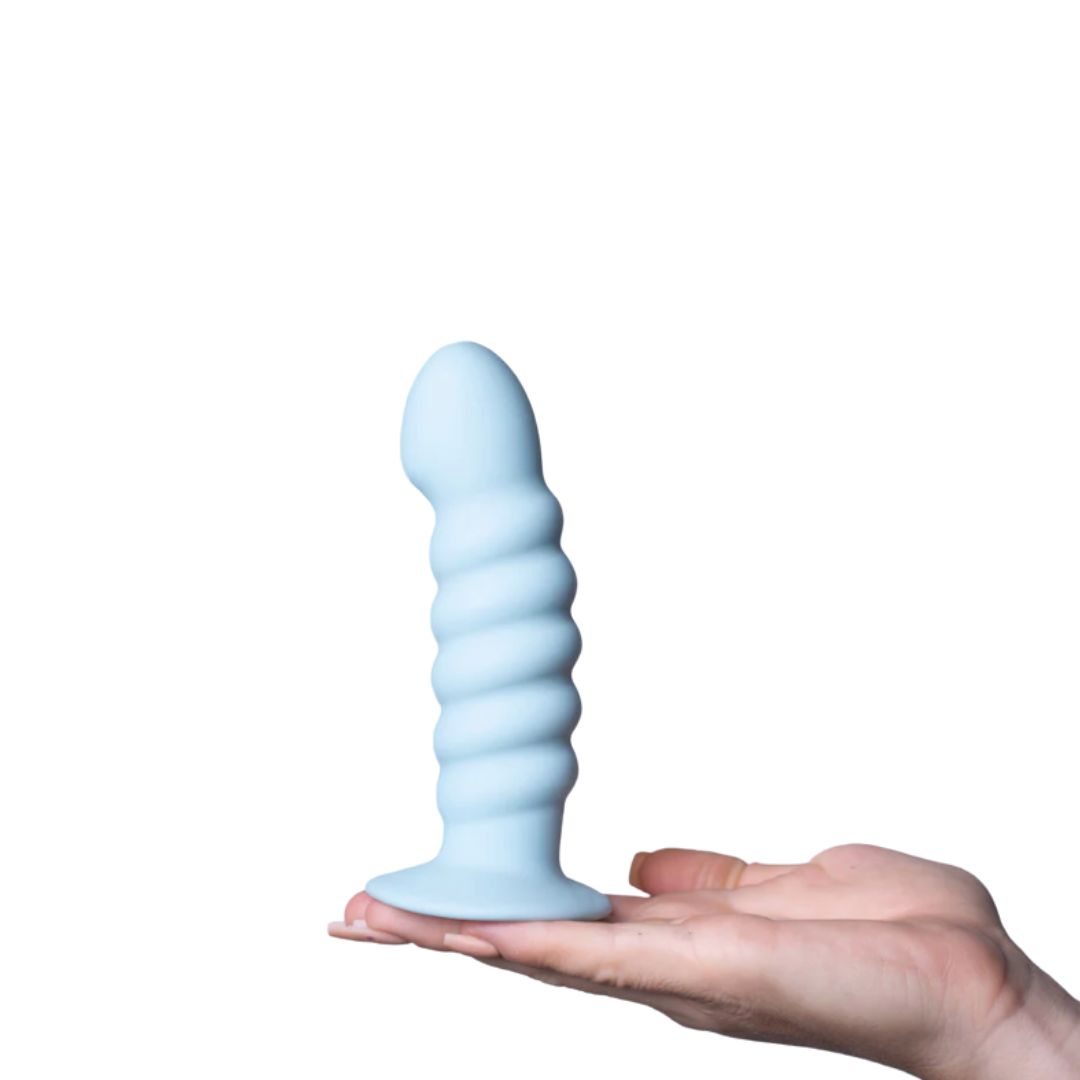 APIE DILDO  
 
Pakuotės matmenys: 14 x 8,50 x 22 cm 
Pakuotės svoris: 173 g 
Gaminio matmenys: 14 x 8,50 x 22 cm 
Produkto svoris: 133 g 
Gaminio skersmuo: 3,8 cm 
Įdedamas ilgis: 12,7 cm 
Atsparus vandeniui: Taip 
Atsparus purslams: Taip 
Be ftalatų: Taip 
Medžiagos: silikonas