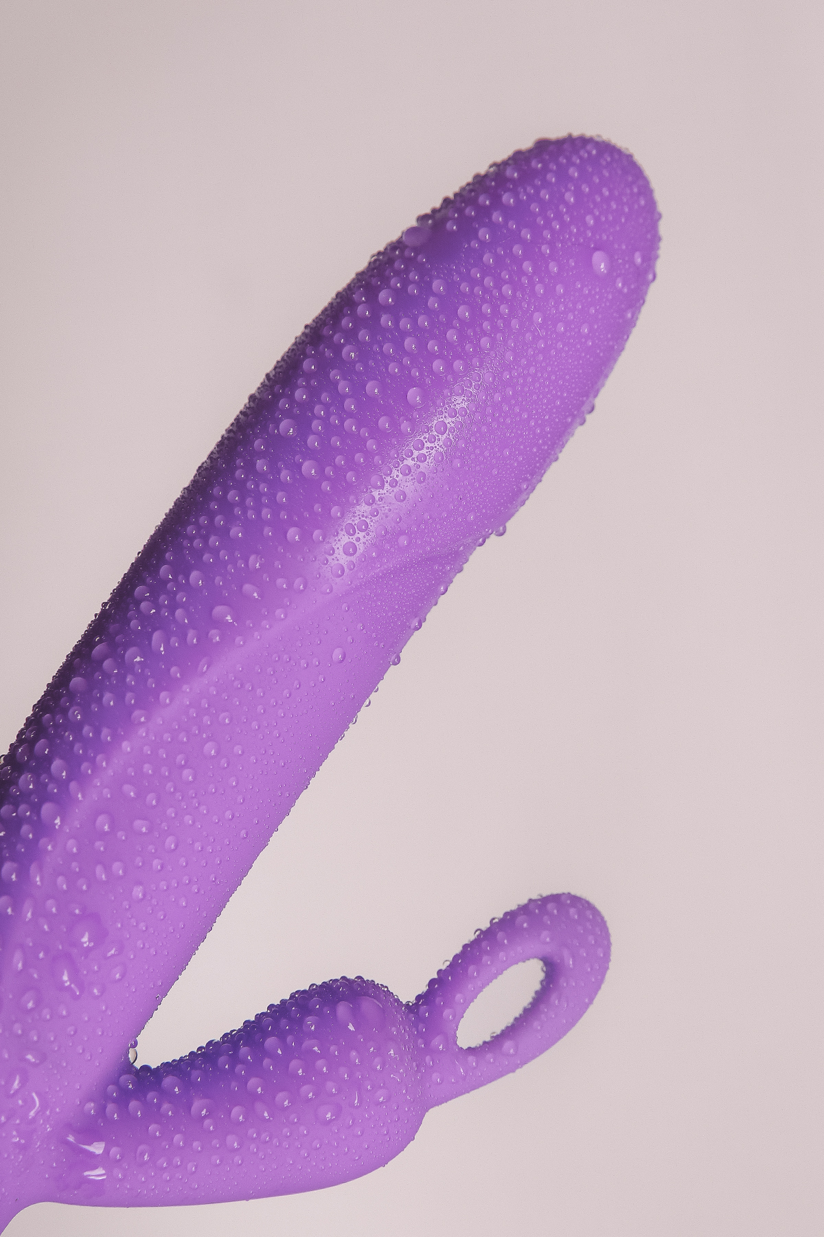 Apie vibratorių: 
Medžiaga: silikonas 
Spalva: Lila (violetinė) 
Matmenys: Ilgis 19,7 cm / Skersmuo 3,6 cm 
Funkcijų skaičius: 10 
Variklių skaičius: 2 
Hidroizoliacija: Atsparus purslams - IPX5 
Stimuliavimo zona: makštis / klitoris / Punto G