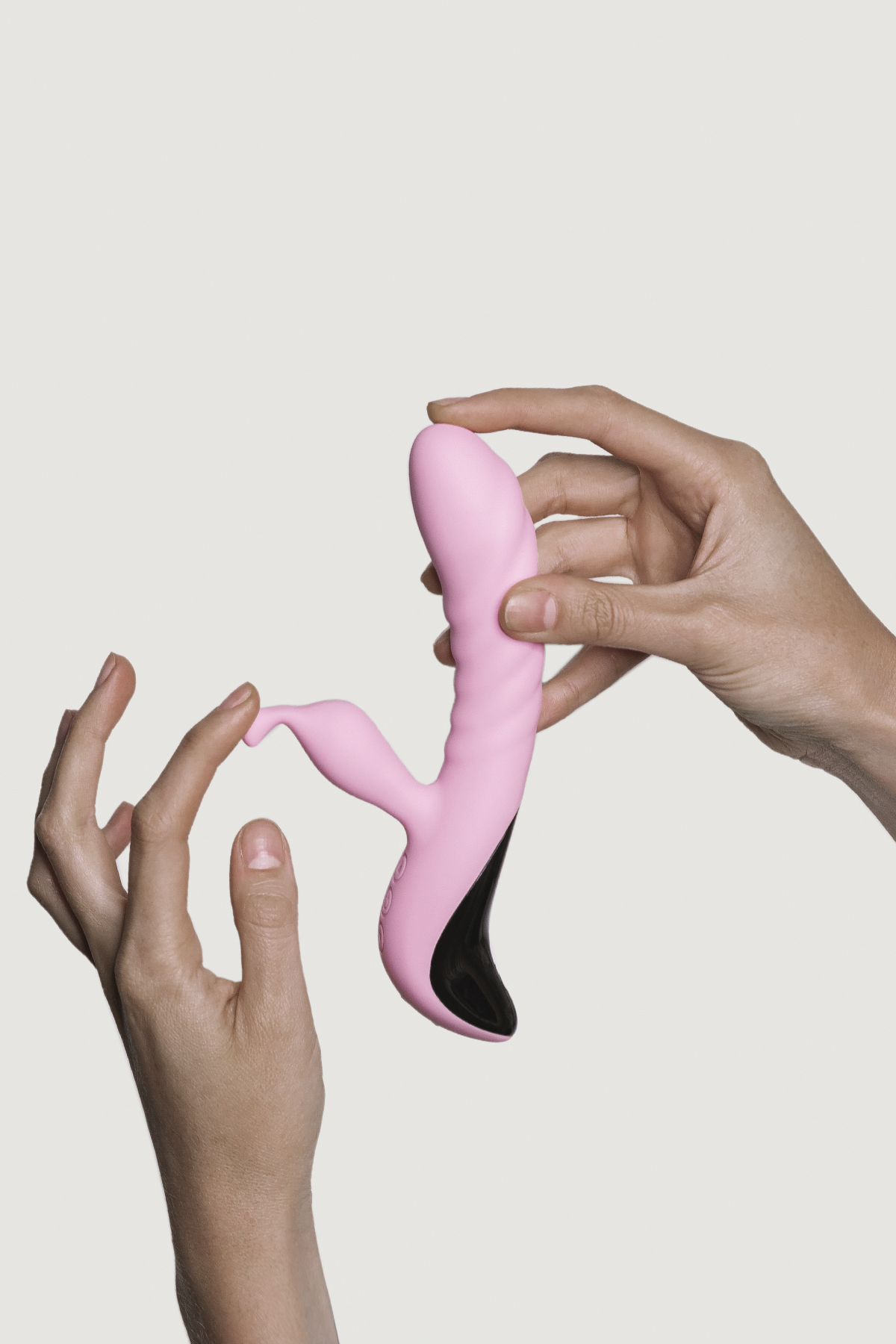 Dvigubas vibratorius "Mini Trigger" – Rožinis  
Kaip ir „Trigger“, šis vibruojantis žaisliukas pasižymi judesiu, populiariai vadinamu „ateik čia“, o jo dizainas ir švelnumas yra skirti suteikti malonumą žaidimo metu. 
  
„Mini Trigger“ yra masažuoklis su daugybe nepriklausomų vibracijų, kurios privers jus išprotėti iš malonumo. Pagamintas iš  aukščiausios kokybės silikono ir inovatyvaus dizaino, jis turi du galingus vibracijos varikliukus, kurių vienas yra klitoriaus, o kitas - vaginalinis, ir judesio varikliukas.   
Šis mažasis draugas yra idealus kompanionas kelionėse ir visur kitur - net duše ar vonioje dėl  vandeniui atsparios konstrukcijos.   Išsikrovus, lengvai pakrausite pridėtu USB laidu ir vėl galėsite naudotis. 
  
Tinkamai prižiūrint  šis vibratorius tarnaus tikrai ilgai. Prieš ir po kiekvieno naudojimo nuplaukite jį šiltu vandeniu ir švelniu muilu arba specialiu žaislų valikliu. Leiskite išdžiūti natūraliai. Šį sekso žaislą laikykite stalčiuje, specialiame maišelyje arba kitoje vietoje, kurioje nėra dulkių. Laikykite jį atokiau nuo kitų sekso žaislų. Nepalikite tiesioginiuose saulės spinduliuose ir niekada nelaikykite jo dideliame karštyje. 
  
Rekomenduojama naudoti kartu su vandens pagrindo lubrikantu.  Nenaudokite silikoninių lubrikantų, aliejų ar kremų, nes jie gali sugadinti prietaiso medžiagą ir apriboti jo veikimą bei galiojimo laiką.  
Dvigubo vibratoriaus naudojimo būdai:  
Kai kurios moterys naudoja dvipusius vibratorius seksui su antrąja moterimi. Dildo dvigubas galas leidžia vienu metu prasiskverbti į dvi makštis.  
Nuo makšties iki išangės. Dauguma dvigubo įsiskverbimo dildo yra skirti tuo pačiu metu stimuliuoti išangės ir makšties erogenines zonas, tačiau pailgintų dvigubų vibratorių atveju du partneriai gali naudoti tą patį žaisliuką vienu metu.   
Išangė į išangę. Dauguma dvipusių dildo gali būti naudojami abiejų partnerių analiniam įsiskverbimui.  
Imituojamą oralinį seksą taip pat galima atlikti su dvipusiu vibratoriumi.  
  Kodėl jums reikalingas vibratorius? 
Vibratorius ar klasikinis vibratorius yra sekso žaislas, naudojamas ant kūno maloniai seksualinei stimuliacijai kelti. 
Vibratoriai gali būti naudojami tiek solo, tiek poroje ar kelių žmonių žaidimams kartu. Taip pat jie gali būti naudojami erogeninėms zonoms, tokioms kaip klitoris, vulva ar makštis, varpa, kapšelis ar išangė, siekiant seksualiai stimuliuoti, išlaisvinti seksualumą ir pasiekti orgazmą. 
Vibratoriai yra rekomenduojami sekso terapeutų moterims, kurioms sunku pasiekti orgazmą masturbacijos ar lytinių santykių metu.