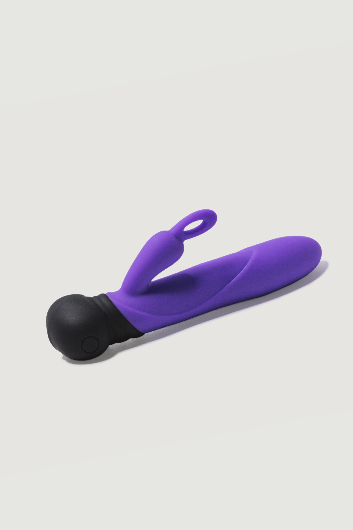 Dvigubas vibratorius "Mini Bonnie" – Violetinis  
Besisukantis zuikutis ir vibratorius "Mini Bonnie" sukelia natūralias masažo bangas makštyje nuo vibratoriaus viršaus iki apačios. Tai žaisliukas su nepadoriais ketinimais, jis visada sugeba patenkinti.  Vibratorius vienu metu stimuliuoja klitorį ir G tašką - suteikia dvigubą stimuliaciją.  
  
Besisukantis galiukas siūlo visapusišką erotinį masažą, derinant  10 tylių sukimosi greičių ir 10 vibracijos intensyvumų.  Vibracija yra labai tyli, pagamintas iš medicininio švelnaus silikono ir ABS - dviejų saugių kūnui medžiagų. 
Šis mažasis draugas yra idealus kompanionas kelionėse ir visur kitur - net duše ar vonioje dėl  vandeniui atsparios konstrukcijos.   Išsikrovus, lengvai pakrausite pridėtu USB laidu ir vėl galėsite naudotis. 
  
Tinkamai prižiūrint  šis vibratorius tarnaus tikrai ilgai. Prieš ir po kiekvieno naudojimo nuplaukite jį šiltu vandeniu ir švelniu muilu arba specialiu žaislų valikliu. Leiskite išdžiūti natūraliai. Šį sekso žaislą laikykite stalčiuje, specialiame maišelyje arba kitoje vietoje, kurioje nėra dulkių. Laikykite jį atokiau nuo kitų sekso žaislų. Nepalikite tiesioginiuose saulės spinduliuose ir niekada nelaikykite jo dideliame karštyje. 
  
Rekomenduojama naudoti kartu su vandens pagrindo lubrikantu.  Nenaudokite silikoninių lubrikantų, aliejų ar kremų, nes jie gali sugadinti prietaiso medžiagą ir apriboti jo veikimą bei galiojimo laiką.  
Dvigubo vibratoriaus naudojimo būdai:  
Kai kurios moterys naudoja dvipusius vibratorius seksui su antrąja moterimi. Dildo dvigubas galas leidžia vienu metu prasiskverbti į dvi makštis.  
Nuo makšties iki išangės. Dauguma dvigubo įsiskverbimo dildo yra skirti tuo pačiu metu stimuliuoti išangės ir makšties erogenines zonas, tačiau pailgintų dvigubų vibratorių atveju du partneriai gali naudoti tą patį žaisliuką vienu metu.   
Išangė į išangę. Dauguma dvipusių dildo gali būti naudojami abiejų partnerių analiniam įsiskverbimui.  
Imituojamą oralinį seksą taip pat galima atlikti su dvipusiu vibratoriumi.  
  Kodėl jums reikalingas vibratorius? 
Vibratorius ar klasikinis vibratorius yra sekso žaislas, naudojamas ant kūno maloniai seksualinei stimuliacijai kelti. 
Vibratoriai gali būti naudojami tiek solo, tiek poroje ar kelių žmonių žaidimams kartu. Taip pat jie gali būti naudojami erogeninėms zonoms, tokioms kaip klitoris, vulva ar makštis, varpa, kapšelis ar išangė, siekiant seksualiai stimuliuoti, išlaisvinti seksualumą ir pasiekti orgazmą. 
Vibratoriai yra rekomenduojami sekso terapeutų moterims, kurioms sunku pasiekti orgazmą masturbacijos ar lytinių santykių metu.