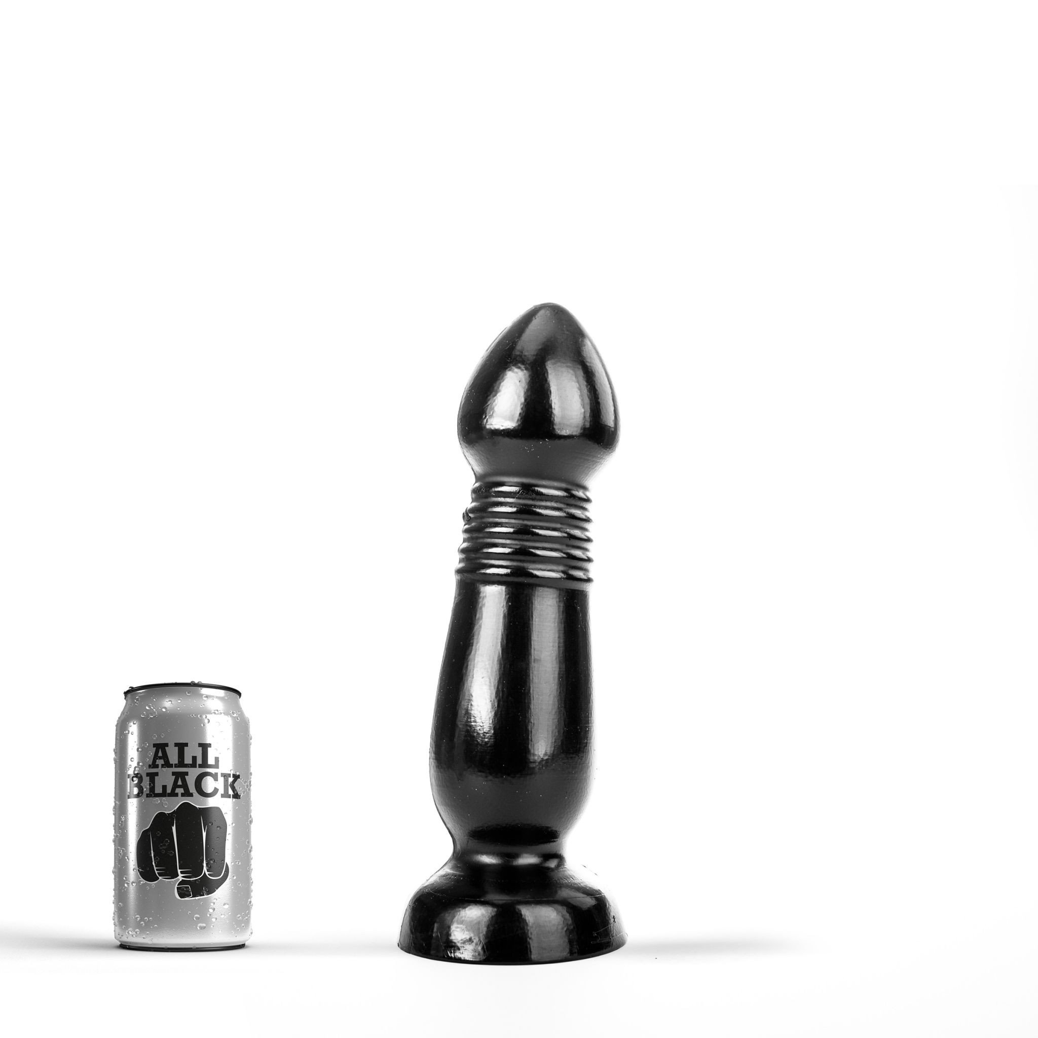 Analinis kaištis „All Black Plug 27,5 cm“ 
 
Kam reikalingi analiniai kaiščiai? Kai kurie žmonės juos naudoja kaip analinio sekso apšilimo priemonę, kiti - kaip BDSM aksesuarą, o dar kiti - kad geriau susipažintų su analinių žaidimų pojūčiais. 
Aksominis prisilietimas ir nesibaigiantys malonumai - tik šio silikoninio analinio kaiščio pagalba. Iškilimai ir įdubimai  veiksmingai masažuoja intymias vietas . Kaištis  turi unikalią formą.  
Analinis kaištis  turi lygų bet kartu ir banguotą paviršių,  kad patirtumėte malonumą tiesiog lengvai įkišant ir ištraukiant. Platesnis pagrindas užtikrina apsaugą ir neleidžia kaiščiui pradingti jūsų kūne.  
  
27,5 cm ilgio ir 7,5 cm pločio žaisliukas  puikiai tinka tiek pradedantiesiems, tiek analinių žaidimų tyrinėtojams, tiek norint apšilti prieš audringą žaidimų naktį . Galite pasiekti visišką ekstazę be skausmo ir diskomforto. 
Tinkamai prižiūrint šis kaištis tarnaus jums ilgai. Prieš ir po kiekvieno naudojimo nuplaukite jį šiltu vandeniu ir švelniu muilu arba  specialiu žaislų valikliu . Leiskite išdžiūti natūraliai. Šį sekso žaislą laikykite stalčiuje, specialiame maišelyje arba kitoje vietoje, kurioje nėra dulkių. Laikykite jį atokiau nuo kitų sekso žaislų. Nepalikite tiesioginiuose saulės spinduliuose ir niekada nelaikykite jo dideliame karštyje. 
Rekomenduojama naudoti kartu su  vandens pagrindo lubrikantu . Nenaudokite silikoninių lubrikantų, aliejų ar kremų, nes jie gali sugadinti kaiščio medžiagą ir apriboti jo veikimą bei galiojimo laiką.  
 