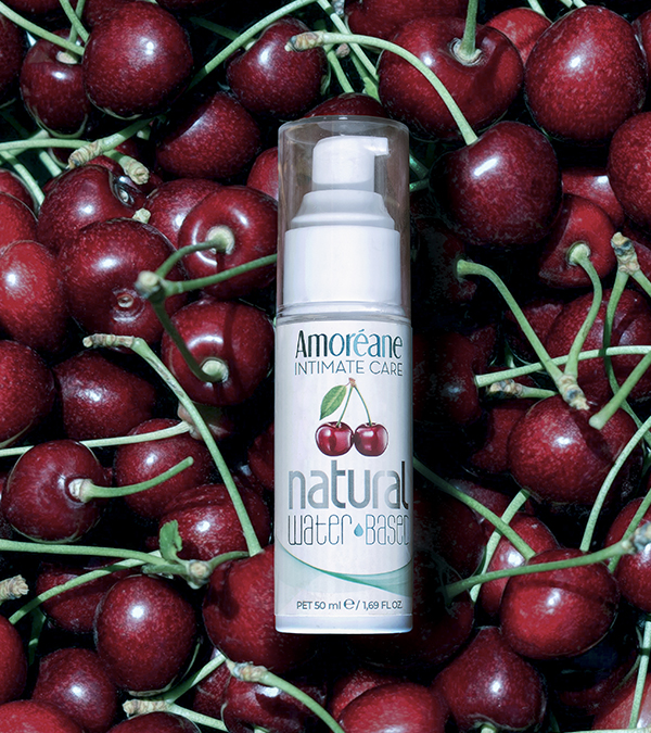 VYŠNIŲ KVAPO VANDENS PAGRINDO LUBRIKANTAS "AMOREANE NATURAL" - 50 ML  
Pajusk  vyšnių aromato  pliūpsnį su "Amoréane Intimate Care". 
"Amoréane Intimate Care" yra  pirmasis  intymios kosmetikos produktas, į kurio sudėtį įtrauktas  jūros fitoplanktono ekstraktas , todėl šiame sektoriuje jis laikomas  kokybės etalonu . Šis unikalus ekstraktas, gaunamas iš perdirbtų vandenynuose esančių gyvų organizmų,  turi daug privalumų :
Padeda atsigauti jūsų odai, prisidėdamas prie jos atstatymo ir sukurdamas natūralų barjerą nuo išorinių veiksnių. 
Suteikia drėkinimą, kuris  primena natūralią kūno drėgmę . 
Atjaunina  ir  regeneruoja  odą. 
Didina odos elastingumą. 
Jis yra  priešuždegiminis , tad apsaugo nuo sudirginimo ir šerpetojimo. 
Tinkamas  visų tipų odai  - atopinei arba labai sausai ir pleiskanojančiai. 
Taip pat šio lubrikanto sudėtyje yra ir  jūrinio kolageno , kuris gaunamas iš žuvų odos ir kremzlių siūlų. Jis veikia įvairiais lygmenimis, aprūpindamas organizmą  maistinėmis medžiagomis , skatinančiomis audinių atsistatymą ir rekonstrukciją. Jis taip pat geba sulaikyti skysčius, tad  oda tampa itin sudrėkinta . Jūrinis kolagenas minkština, maitina, drėkina ir padeda tonizuoti odą bei mažinti raukšles.  
Šis intymus  vandens pagrindo  lubrikantas leis visoms moterims  mėgautis komfortu  ir  pasitenkinimu  lytinio akto metu, kadangi jis puikiai tiks moterims, kurioms dėl sumažėjusios arba išnykusios fiziologinės lubrikacijos sausėja makštis.  
Jis yra neriebus, nepalieka likučių ir yra lengvai valomas. 
Tinkamas naudoti vaginalinei sueičiai, suderinamas su visais prezervatyvais ir sekso žaislais. 
Kaip išsirinkti ir tinkamai naudoti lubrikantą?