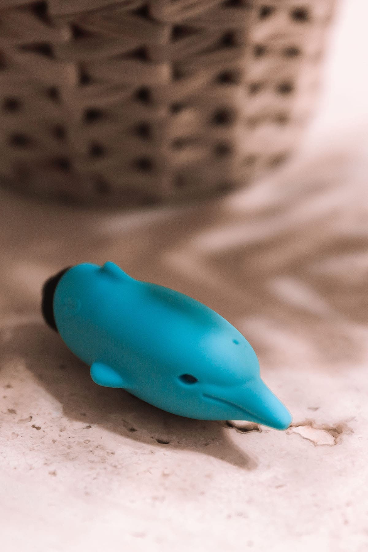 Moteriškas stimuliatorius ,,Adrien Lastic Pocket Dolphin''  
Šis diskretiškas ir žaismingas kišeninis draugas turėtų visada būti šalia jūsų, ypatingai keliaujant! 
Pakankamai mažas, kad tilptų kišenėje ar rankinėje, pagamintas iš aukščiausios kokybės  aksominio silikono , o jo pelekai ir užapvalinta nosis privers jūsų klitorį nenugalimai virpėti. ,,Lastic Pocket Dolphin" galima lengvai įjungti ir išjungti paspaudus mygtuką žaislo apačioje. Norint pakeisti baterijas, tereikia atsukti jo pagrindą. Skroskite bangas su didžiausiu malonumu! 
Neįtikėtinai  paslaptingas ir subtilus  - ,,Lastic Pocket Dolphin" turi tylų vibracijos rėžimą, kurį lengvai įjungsite iš žaislo apačios. Kuklaus, bet galingo stimuliatoriaus variklis yra strategiškai išdėstytas per patį vidurį, kad suteiktų  epinius orgazmus . Paspauskite mažą, apvalų mygtuką, esantį ant stimuliatoriaus pagrindo ir paleiskite greitas intensyvaus žavesio bangas tiesiai į intymiausias savo kūno vietas. 
Tinkamai prižiūrint šis stimuliatorius tarnaus jums ilgai. Prieš ir po kiekvieno naudojimo nuplaukite jį šiltu vandeniu ir švelniu muilu arba  specialiu žaislų valikliu . Leiskite išdžiūti natūraliai. Šį sekso žaislą laikykite stalčiuje, specialiame maišelyje arba kitoje vietoje, kurioje nėra dulkių. Laikykite jį atokiau nuo kitų sekso žaislų. Nepalikite tiesioginiuose saulės spinduliuose ir niekada nelaikykite jo dideliame karštyje. 
Rekomenduojama naudoti kartu su  vandens pagrindo lubrikantu . Nenaudokite silikoninių lubrikantų, aliejų ar kremų, nes jie gali sugadinti prietaiso medžiagą ir apriboti jo veikimą bei galiojimo laiką. 