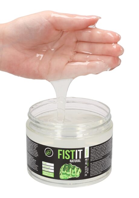 VEGANIŠKAS VANDENS PAGRINDO LUBRIKANTAS "FIST IT NATURAL" - 500 ML 
“Fist It Natural” tai  vandens pagrindo veganiškas  lubrikantas. 
Šis lubrikantas,  praturtintas natūraliais ingredientais,  pasirūpins Jūsų malonumu ir komfortu lytinio akto metu. Unikali produkto tekstūra yra bekvapė, beskonė, nelipni, neriebi ir pasižymi lankstumu, kuris  suteikia maksimalų ir ilgai išliekantį drėkinimą visos sueities metu . Tai puikus pasirinkimas fistingo mylėtojams. 
Taip pat šis produktas yra  draugiškas aplinkai  - jo pakuotė pagaminta iš perdirbto ir biologiškai skaidaus plastiko. 
Sudėtyje nėra sintetinių kvapiklių, dažiklių, konservantų ir riebalų .  
Suderinamas su latekso prezervatyvai, erotiniais žaislais ir pirštinėmis. 
Kaip išsirinkti ir tinkamai naudoti lubrikantą?