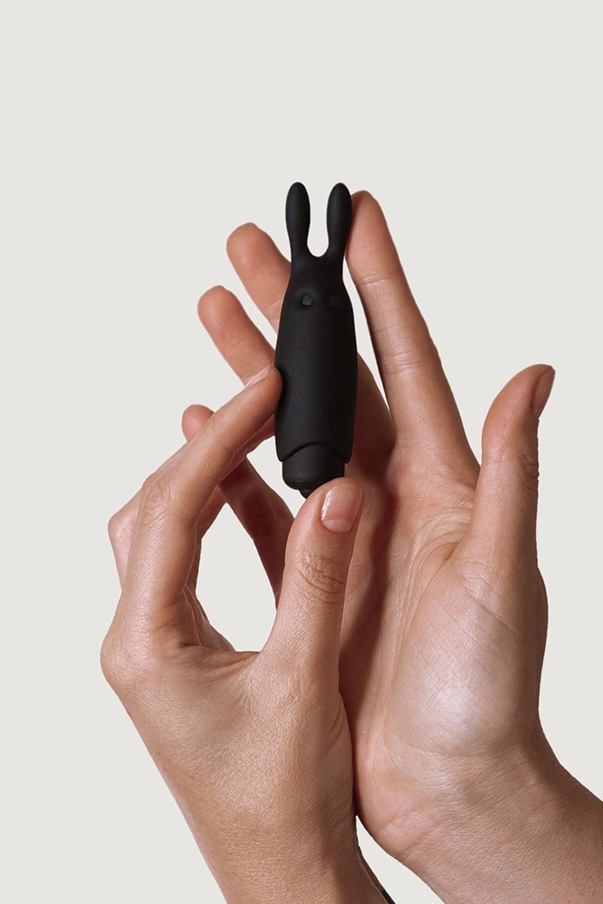 Apie stimuliatorių:  
 
Pagamintas iš aksominio švelnumo silikono. 
Sveria 30 g. 
1 vibracijos rėžimas. 
Baterija: 3*LR44 
Matmenys: ilgis 8,5 cm., o skersmuo 2,3 cm. 
Atsparus vandeniui. 
Galingas variklis. 
Stimuliavimo zona: makštis ir klitoris. 
Rinkinyje pridedamas satininis maišelis.